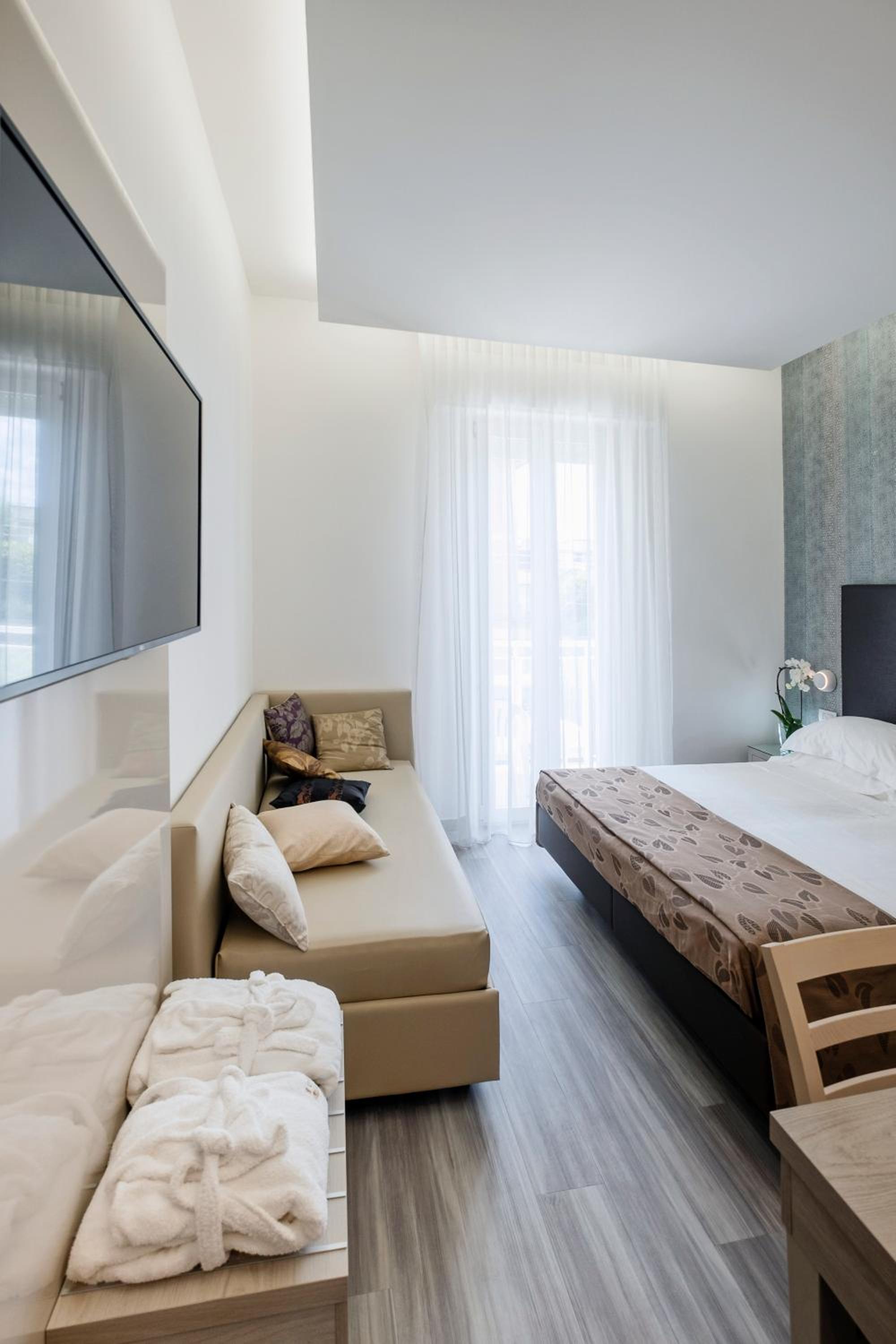 Deluxe Triple Room - Photo 5