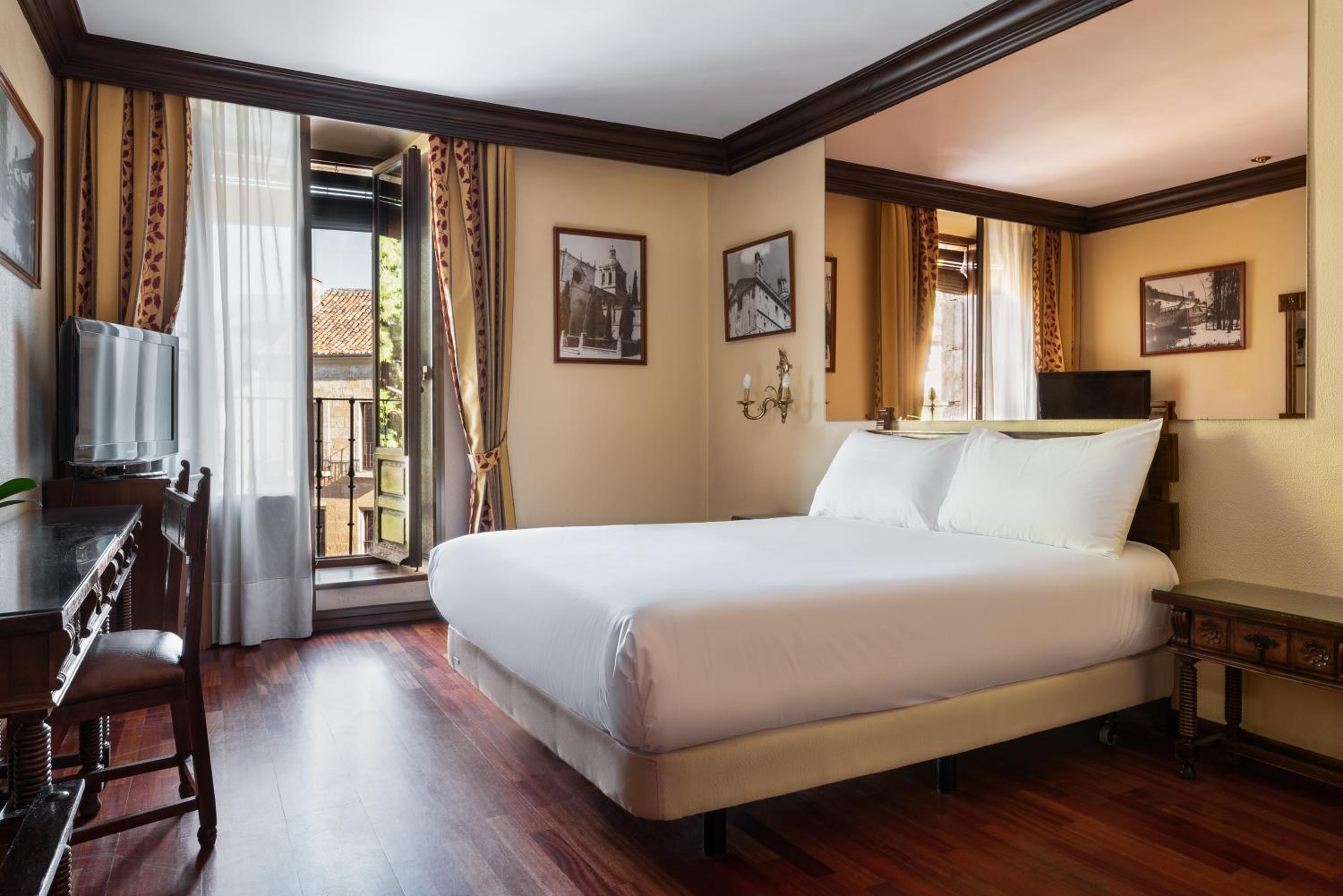 Double or Twin Room with Balcony - Photo 1