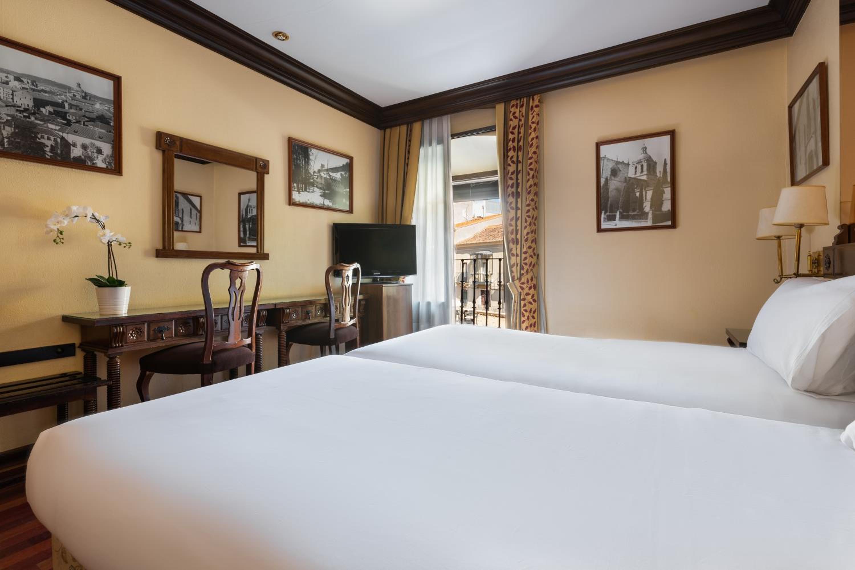 Double or Twin Room with Balcony - Photo 10