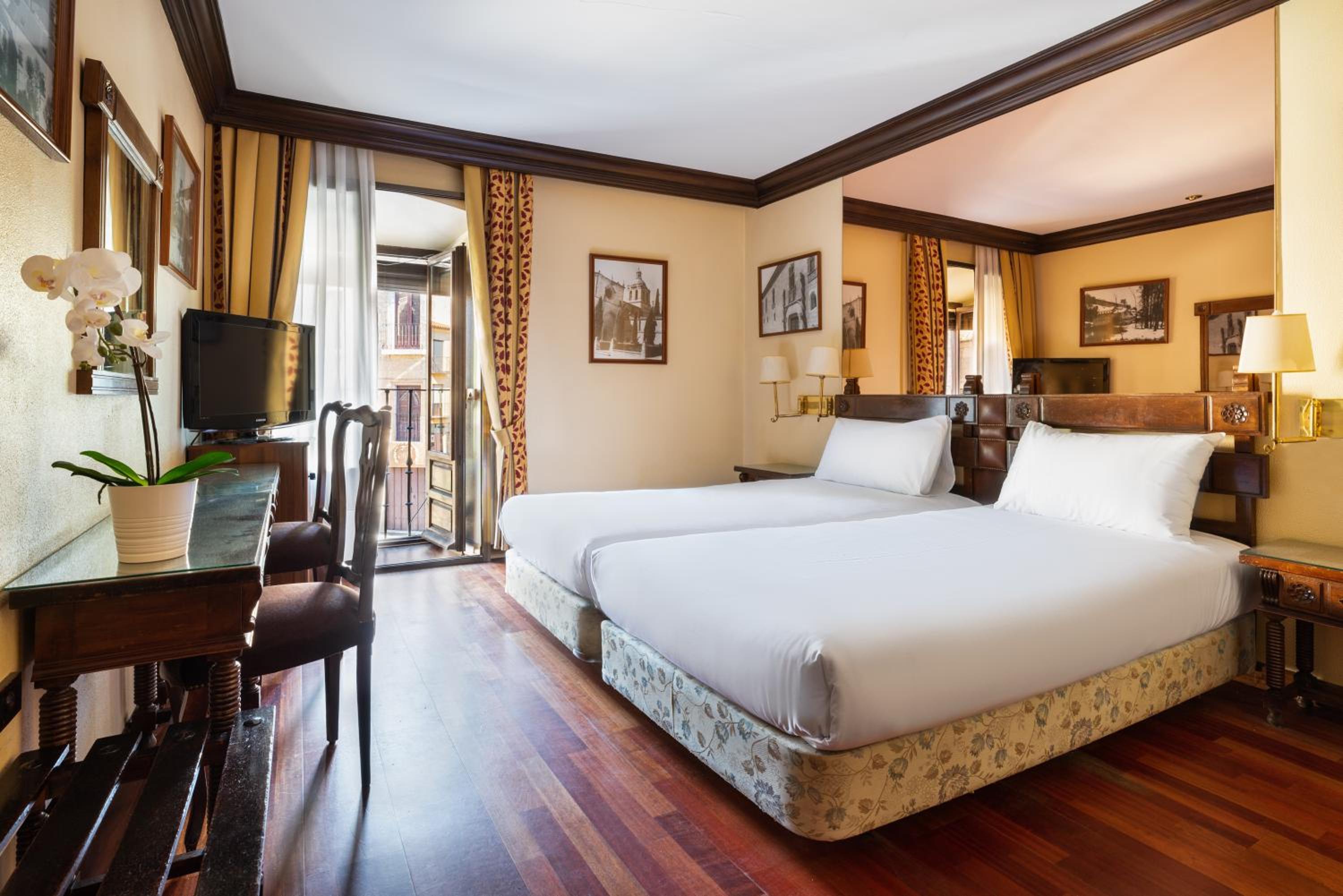 Double or Twin Room with Balcony - Photo 6