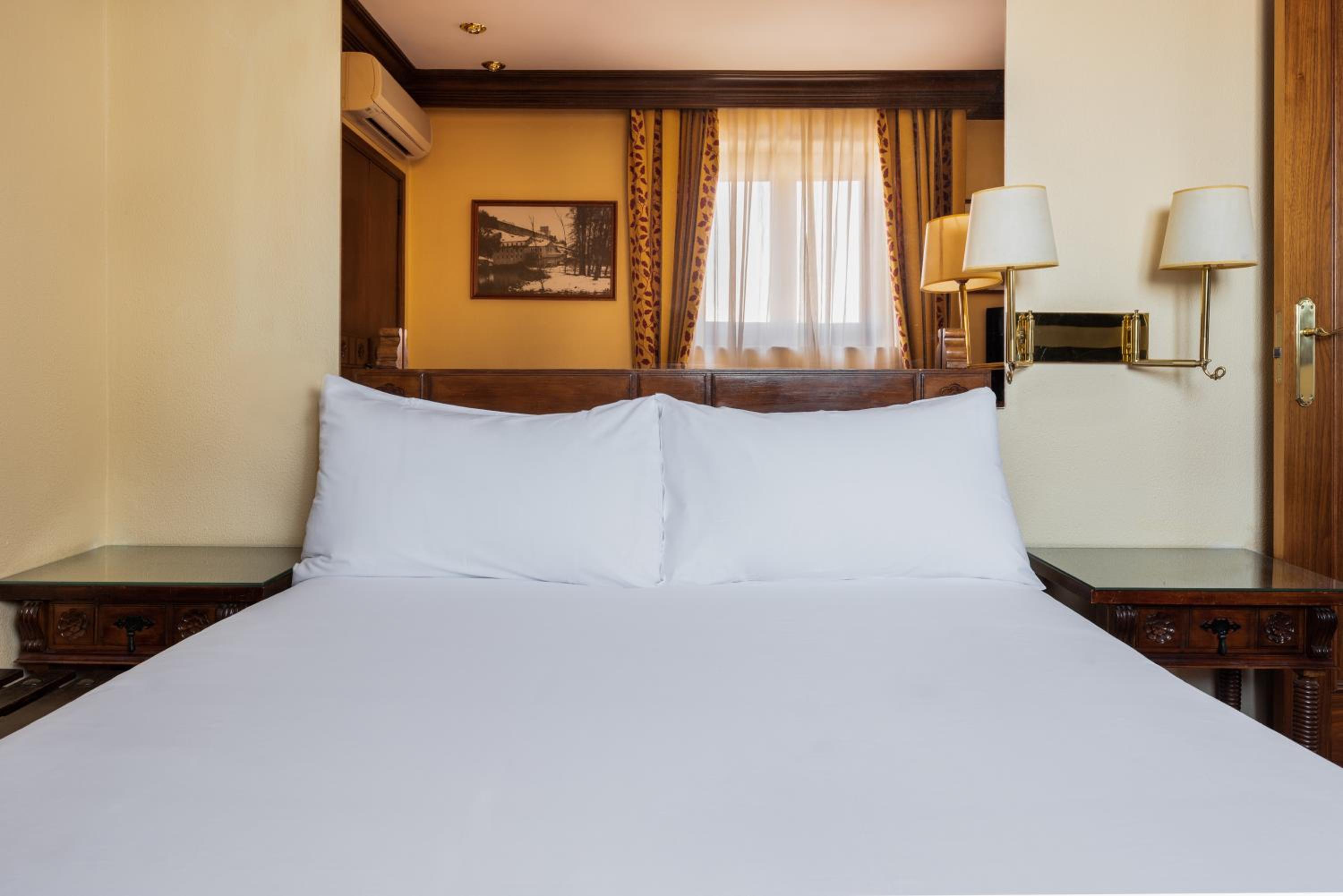 Double or Twin Room - Photo 12