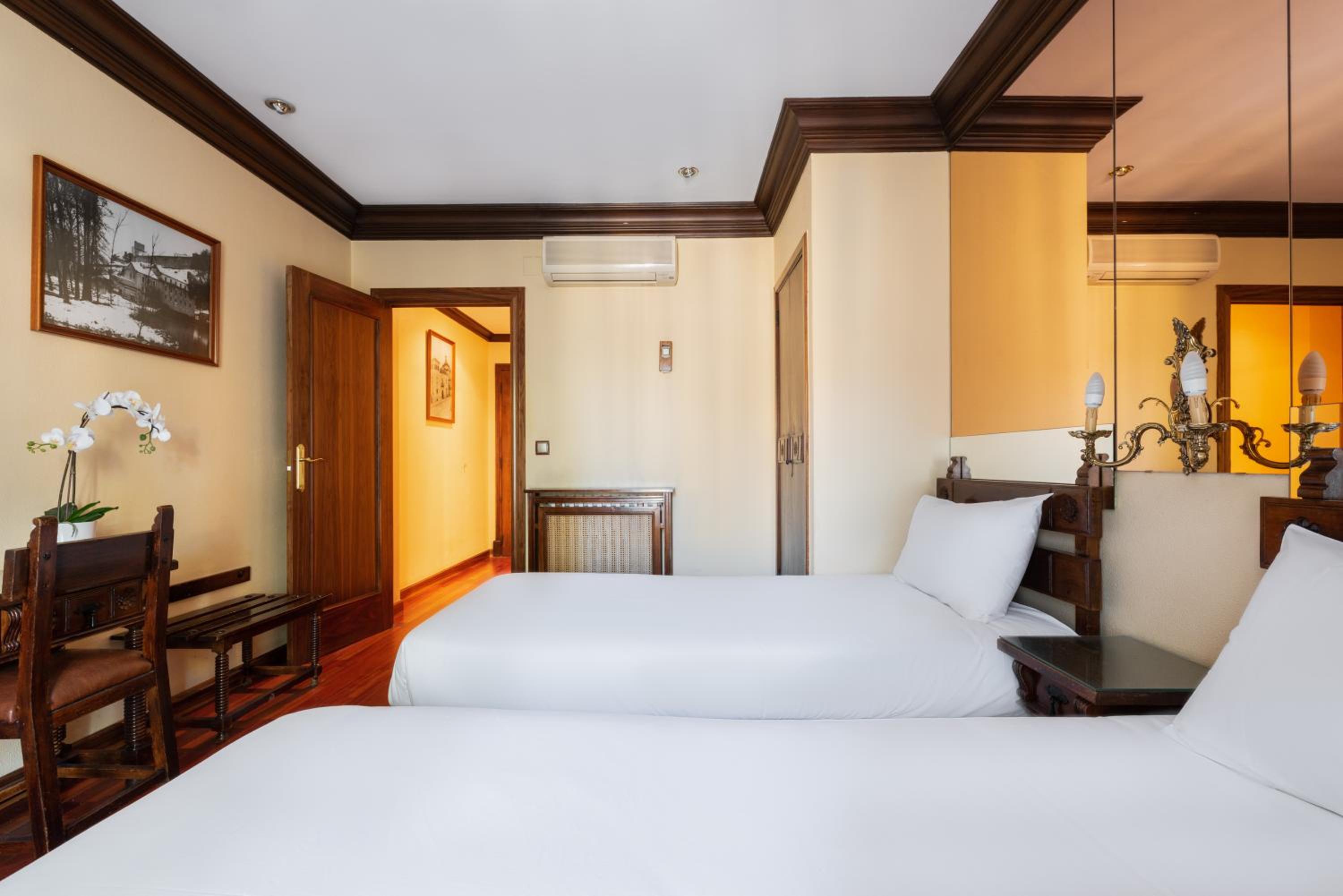 Double or Twin Room - Photo 7