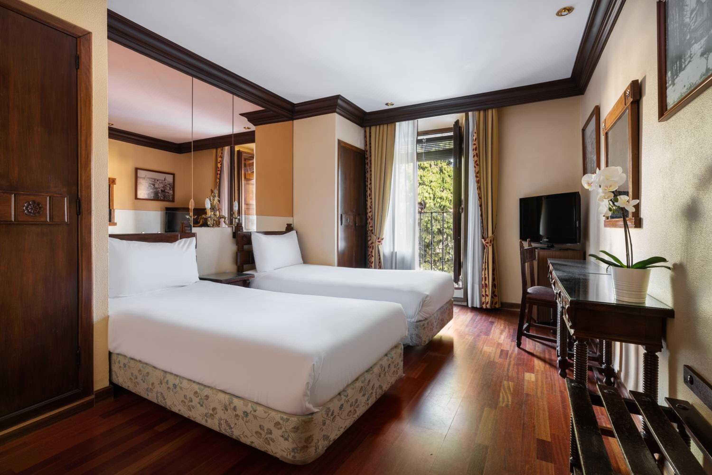Double or Twin Room with Balcony - Photo 5