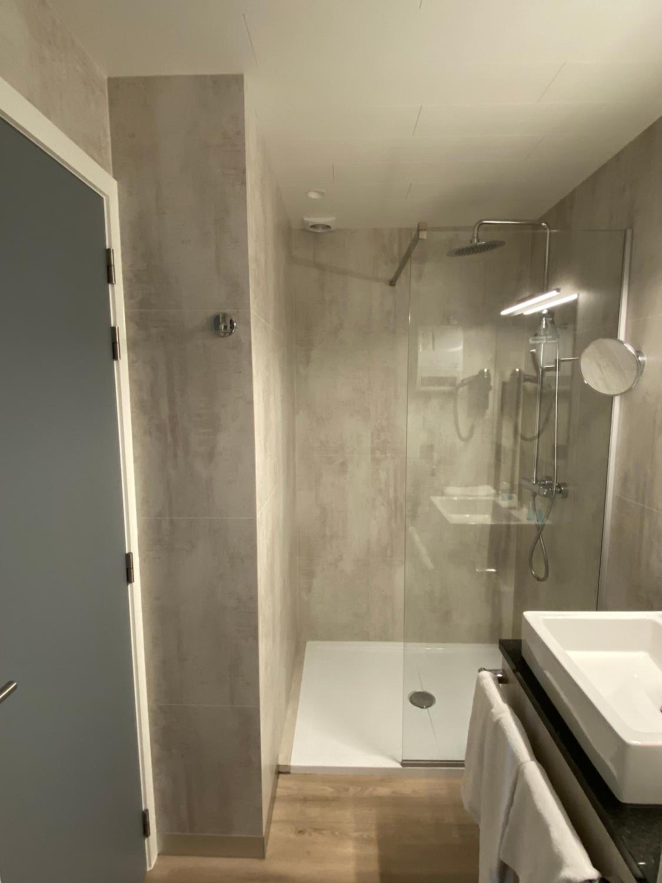 Budget Twin Room - Photo 7