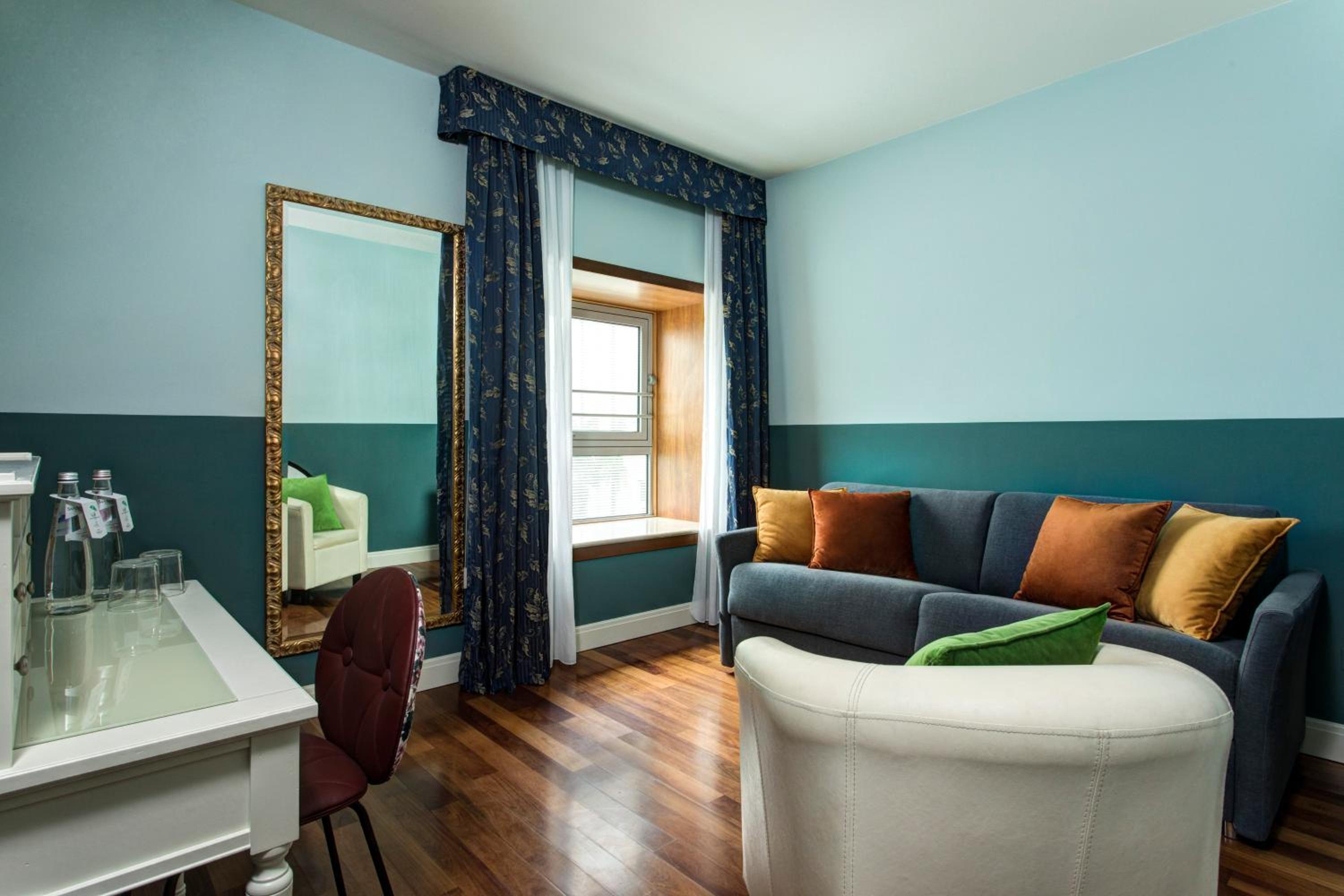 One-Bedroom Suite with Sofa Bed thumbnail 6