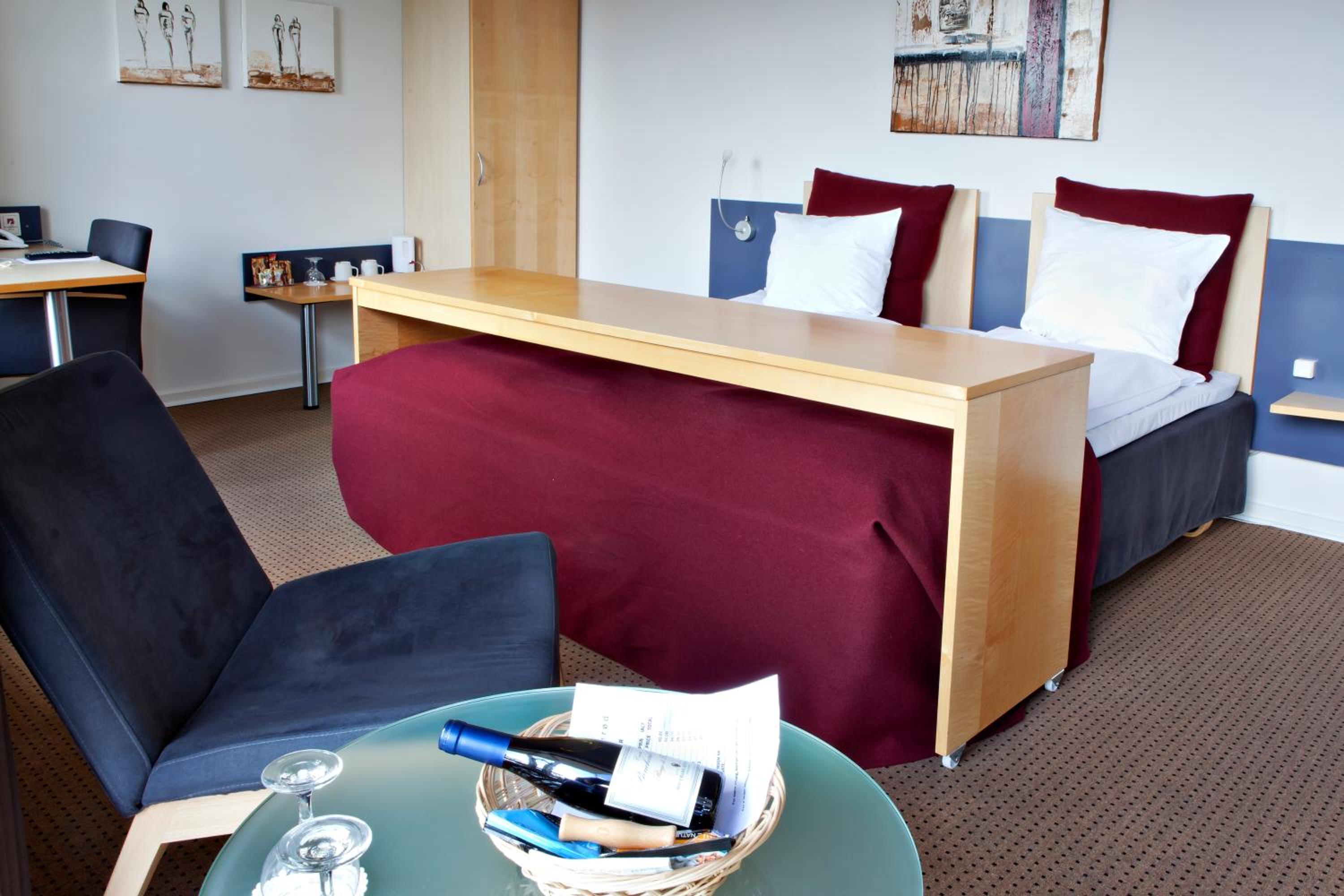 Junior Suite with King Bed and Whirlpool - Balcony/Non-Smoking - Photo 10