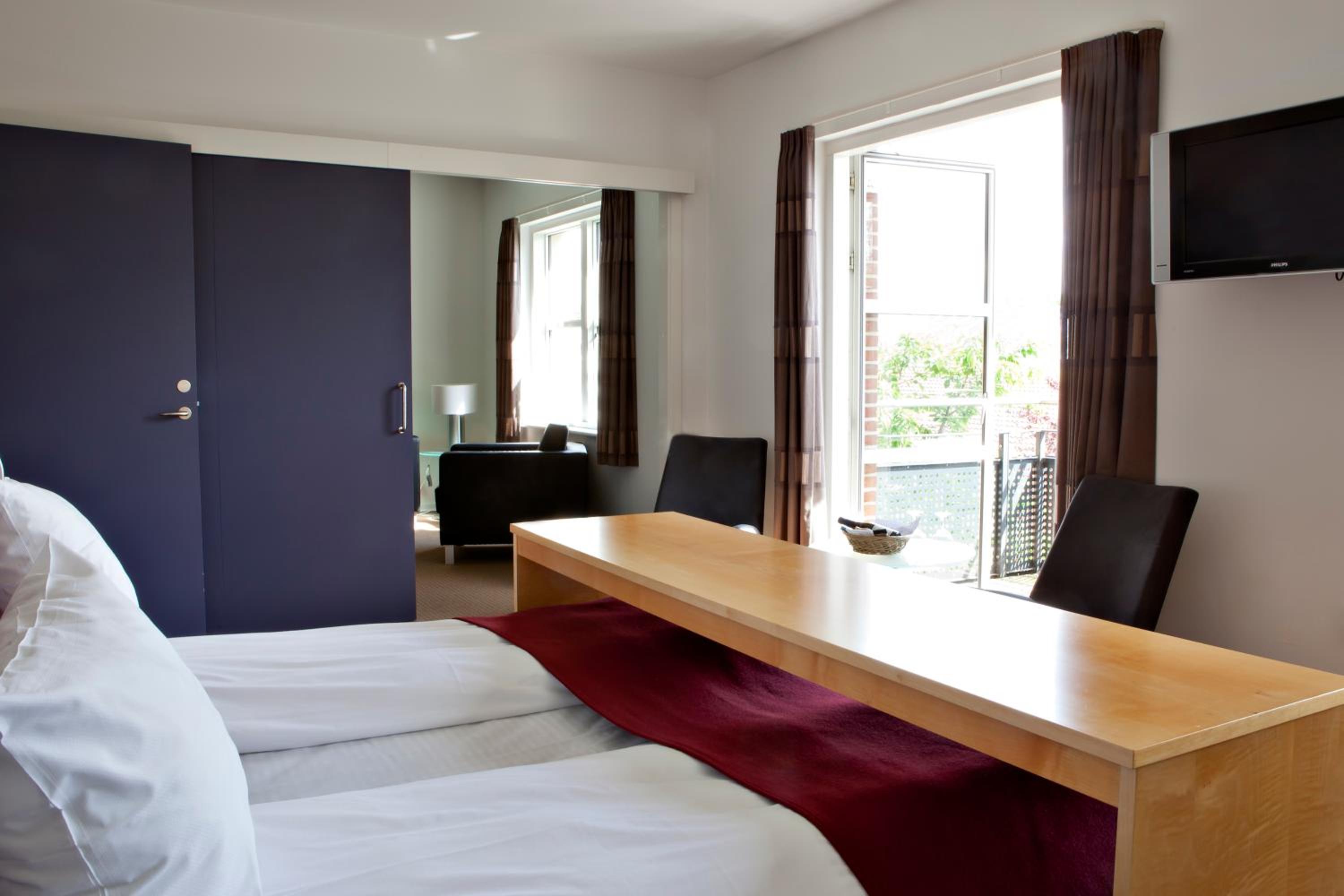 Junior Suite with King Bed and Whirlpool - Balcony/Non-Smoking - Photo 13