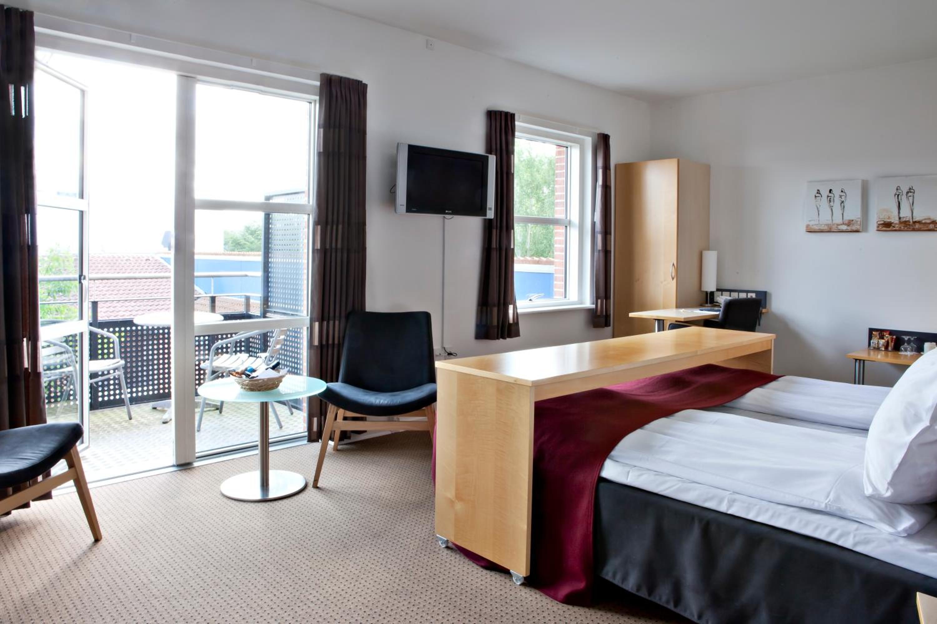 Junior Suite with King Bed and Whirlpool - Balcony/Non-Smoking - Photo 7