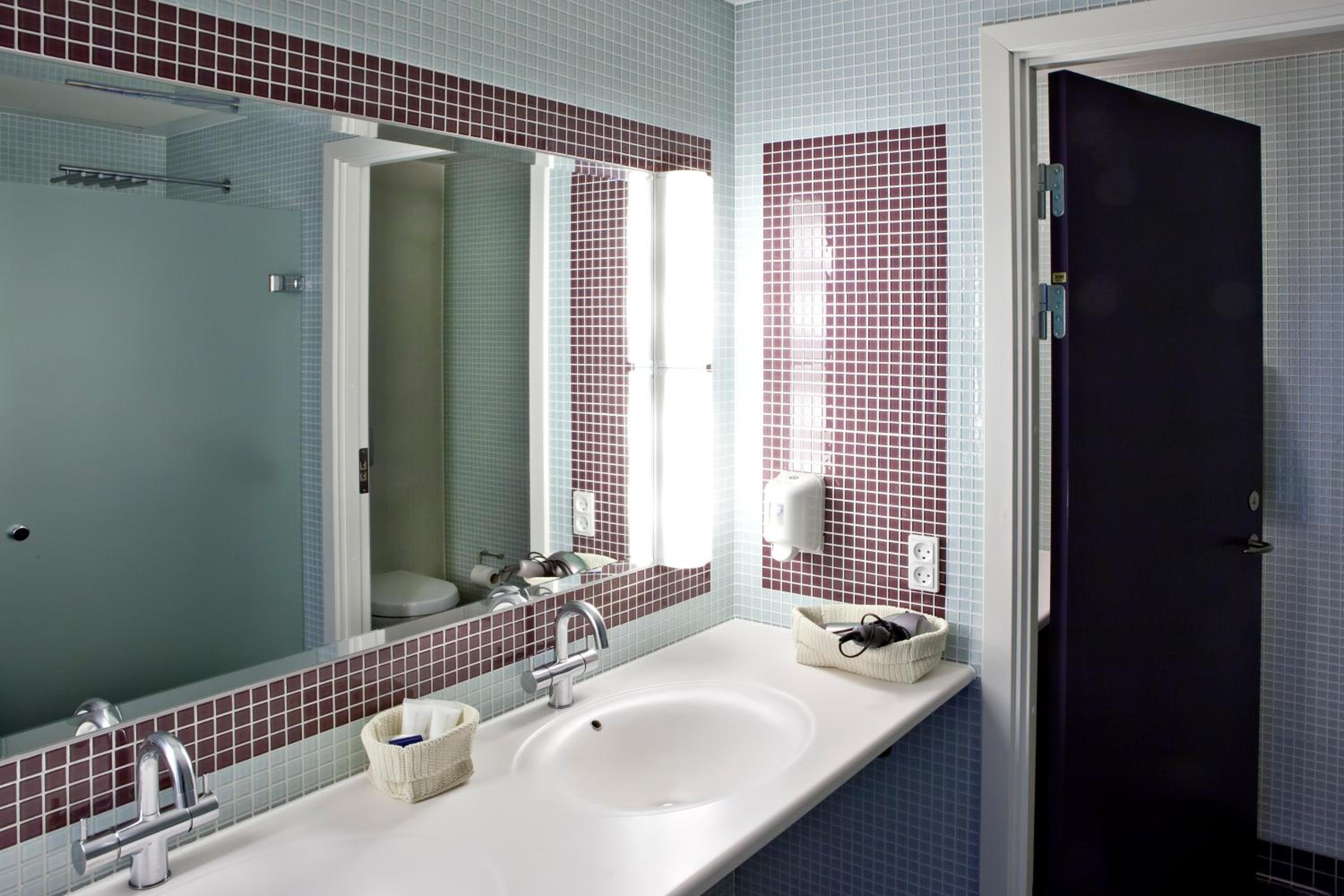 Junior Suite with King Bed and Whirlpool - Balcony/Non-Smoking - Photo 8