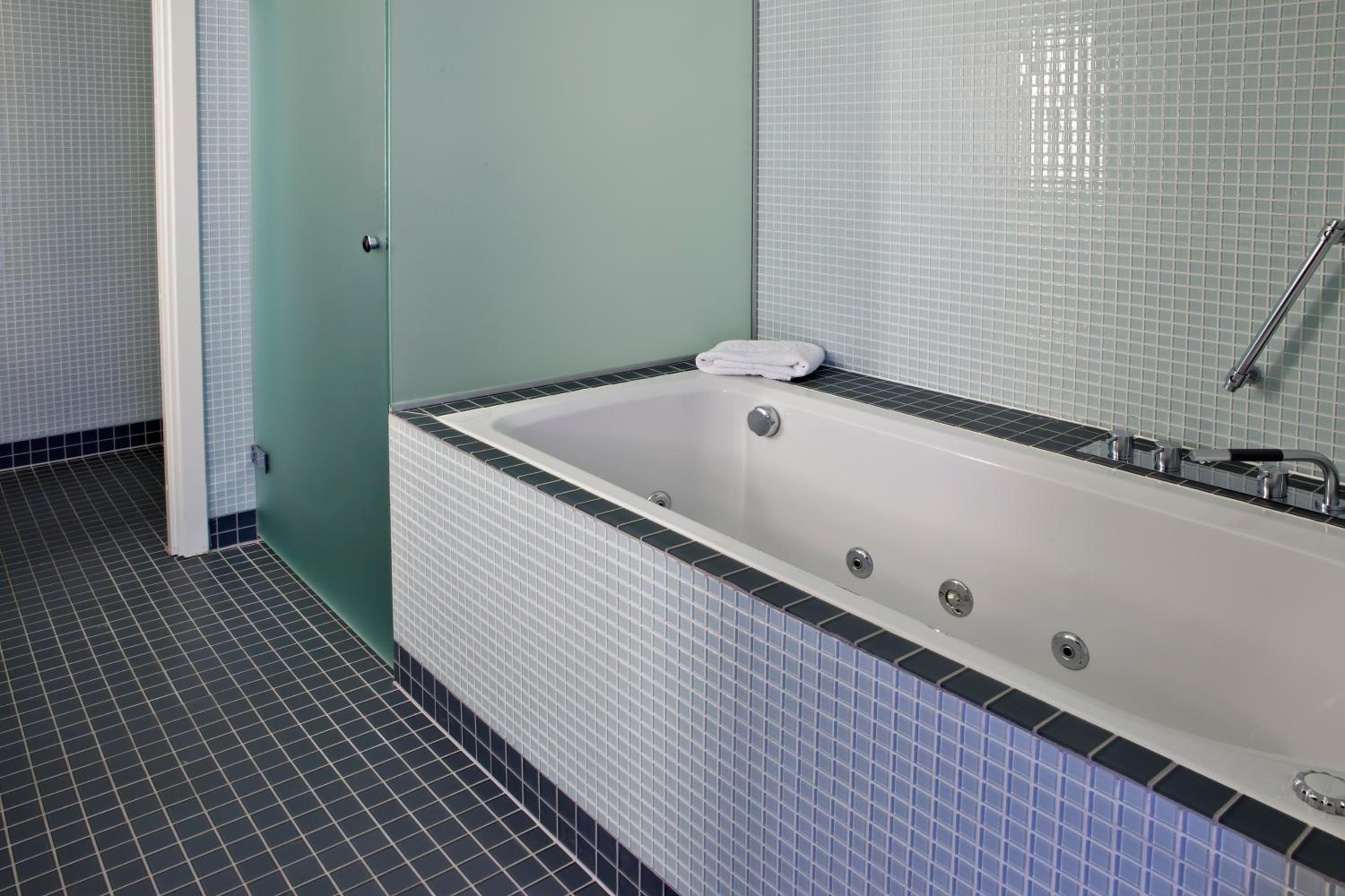 Junior Suite with King Bed and Whirlpool - Balcony/Non-Smoking - Photo 11