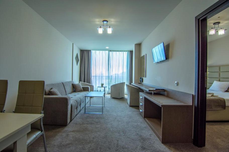 One-Bedroom Apartment (2 Adults + 2 Children) - Photo 2