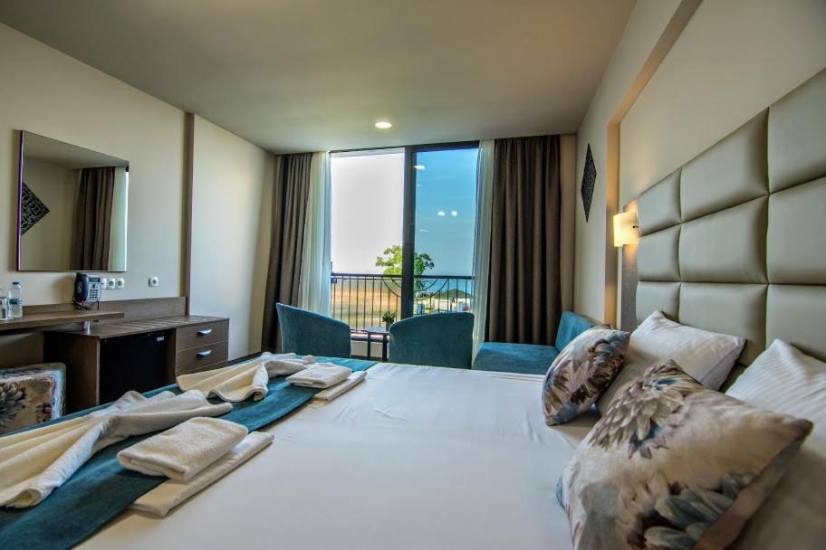 Deluxe double room with Front Sea View - Photo 4