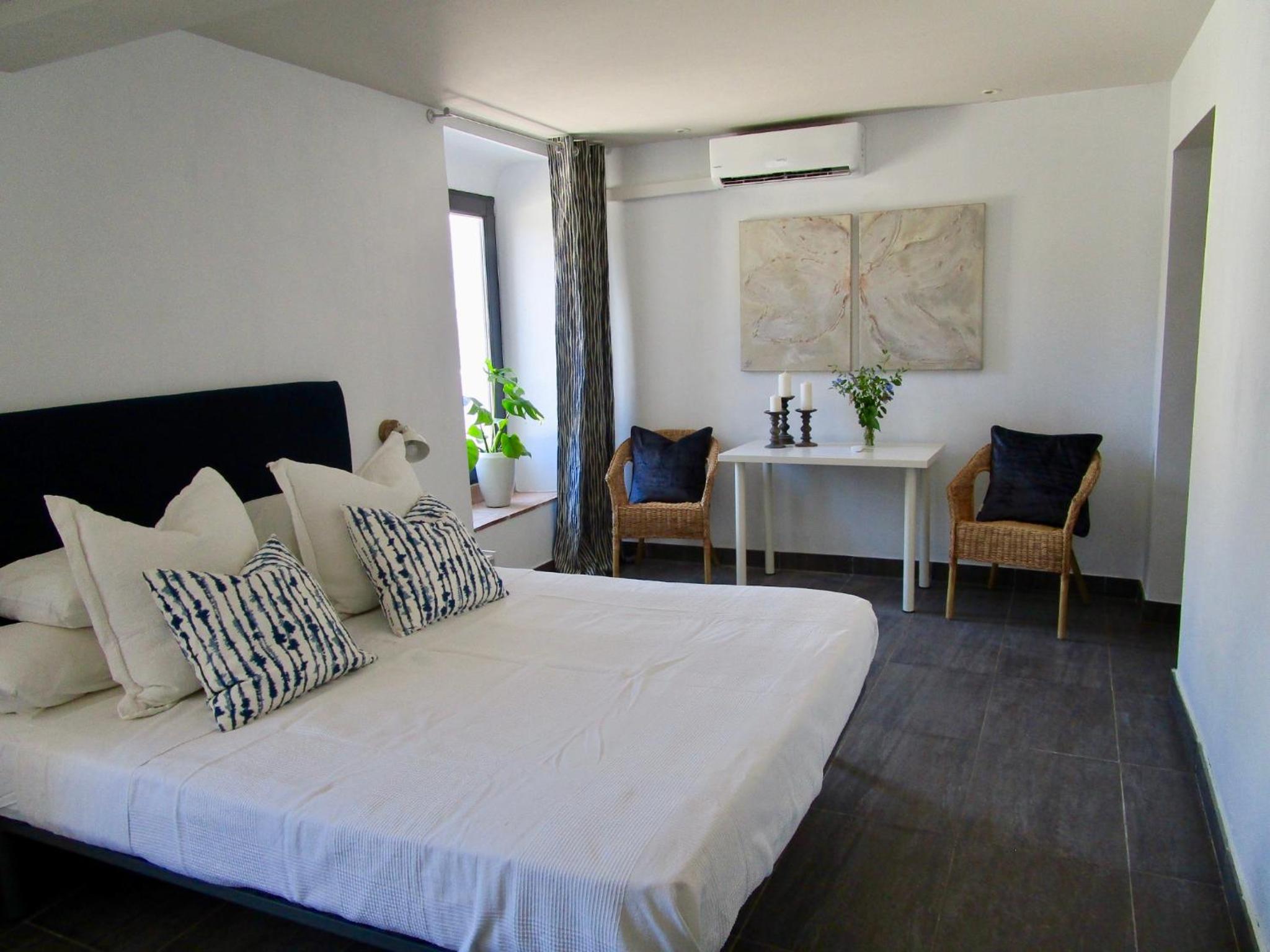 Family Room with Private Bathroom photo 2