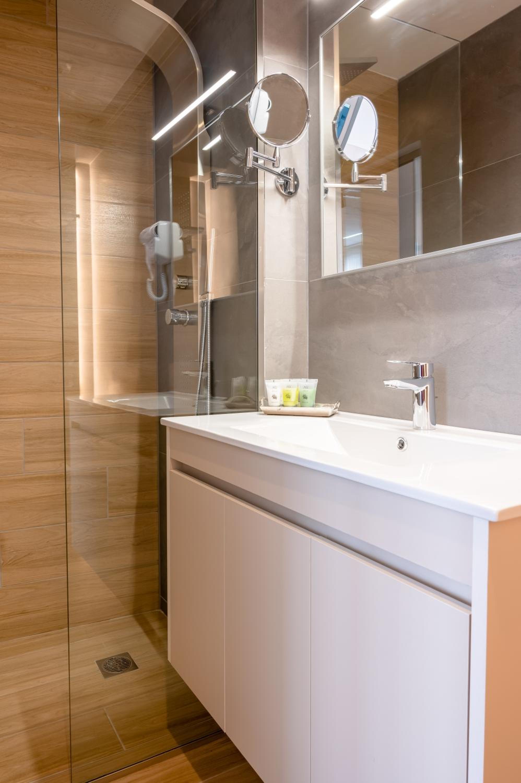 Suite without Balcony - Grey photo 2