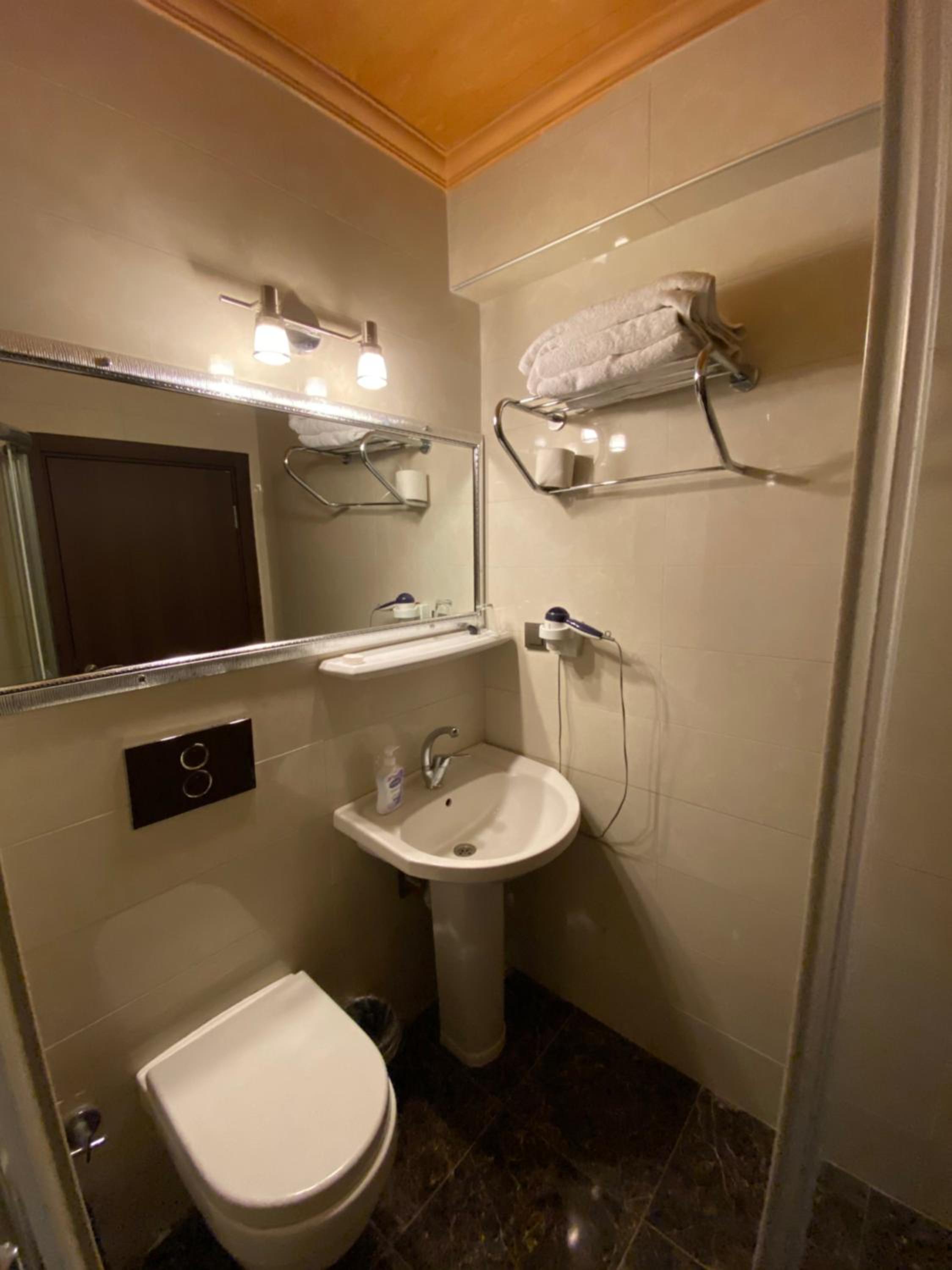 Double Room with Balcony - Photo 10