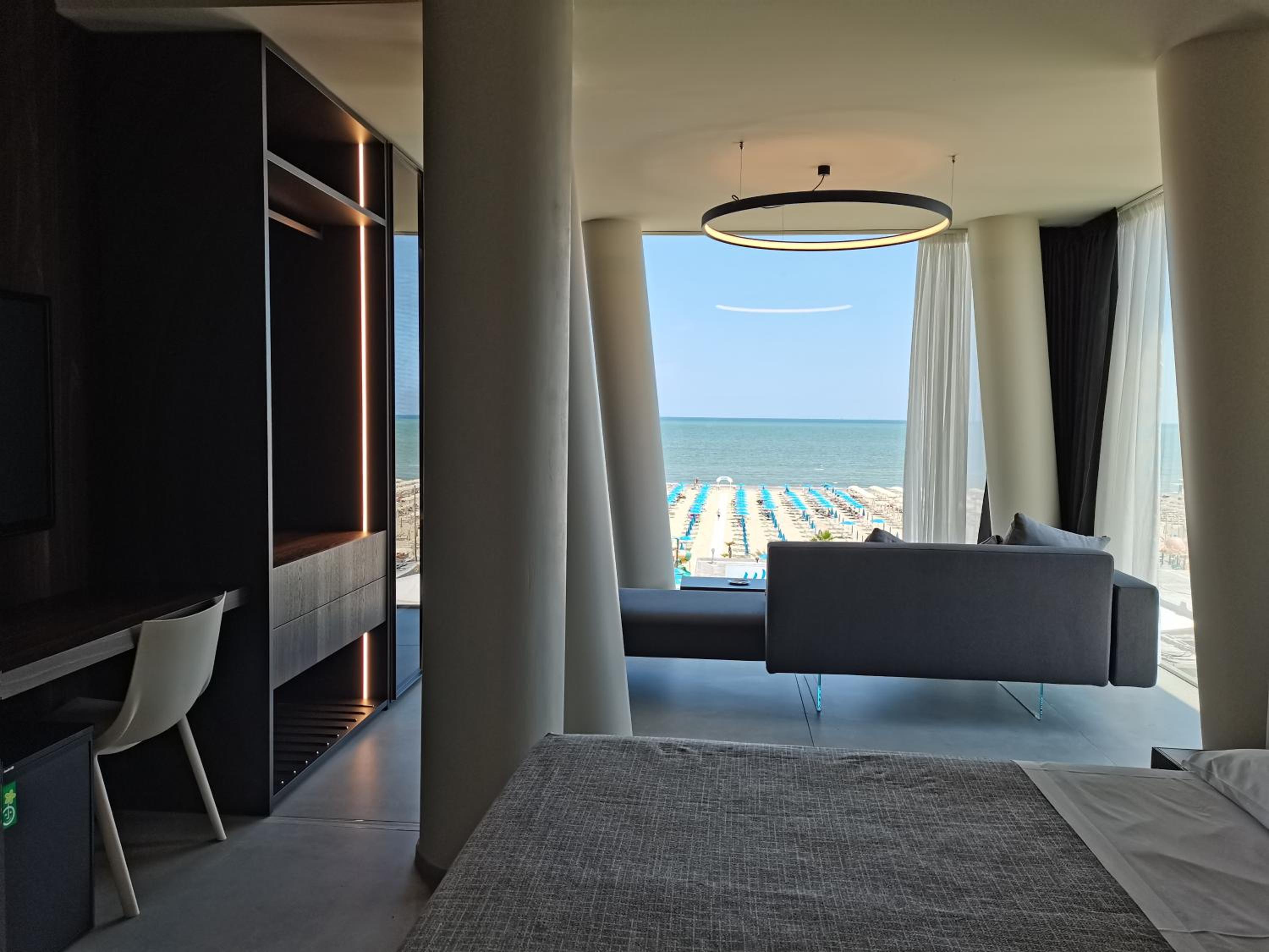 Queen Suite Sea Front - Photo 10