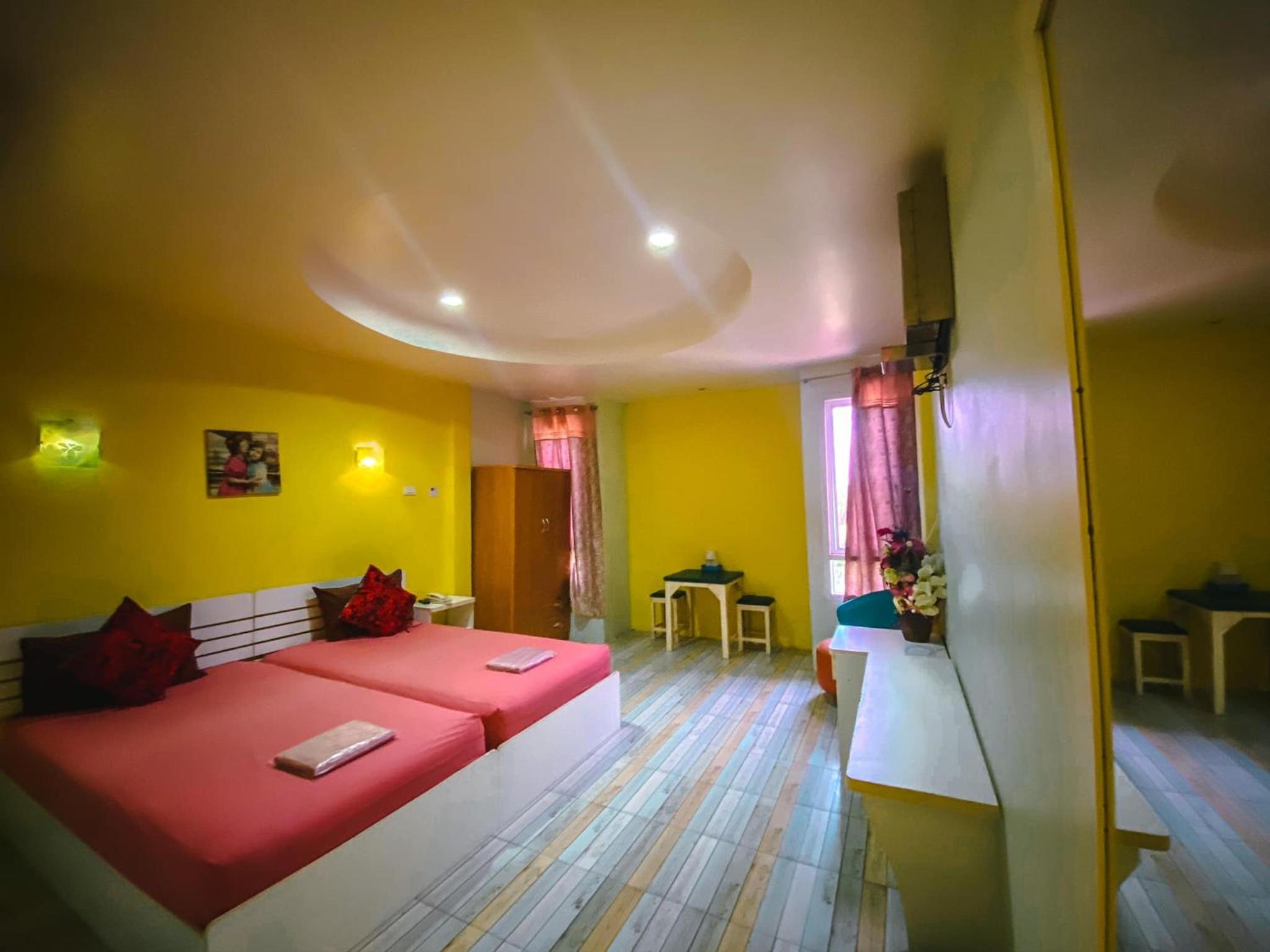 Twin Room with Private Bathroom photo 2
