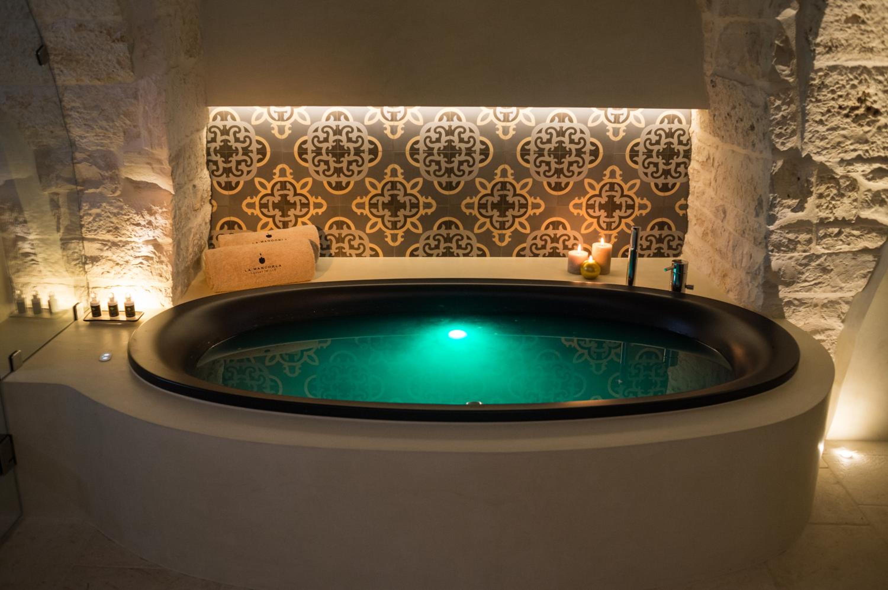 King Room with Spa Bath - Photo 21