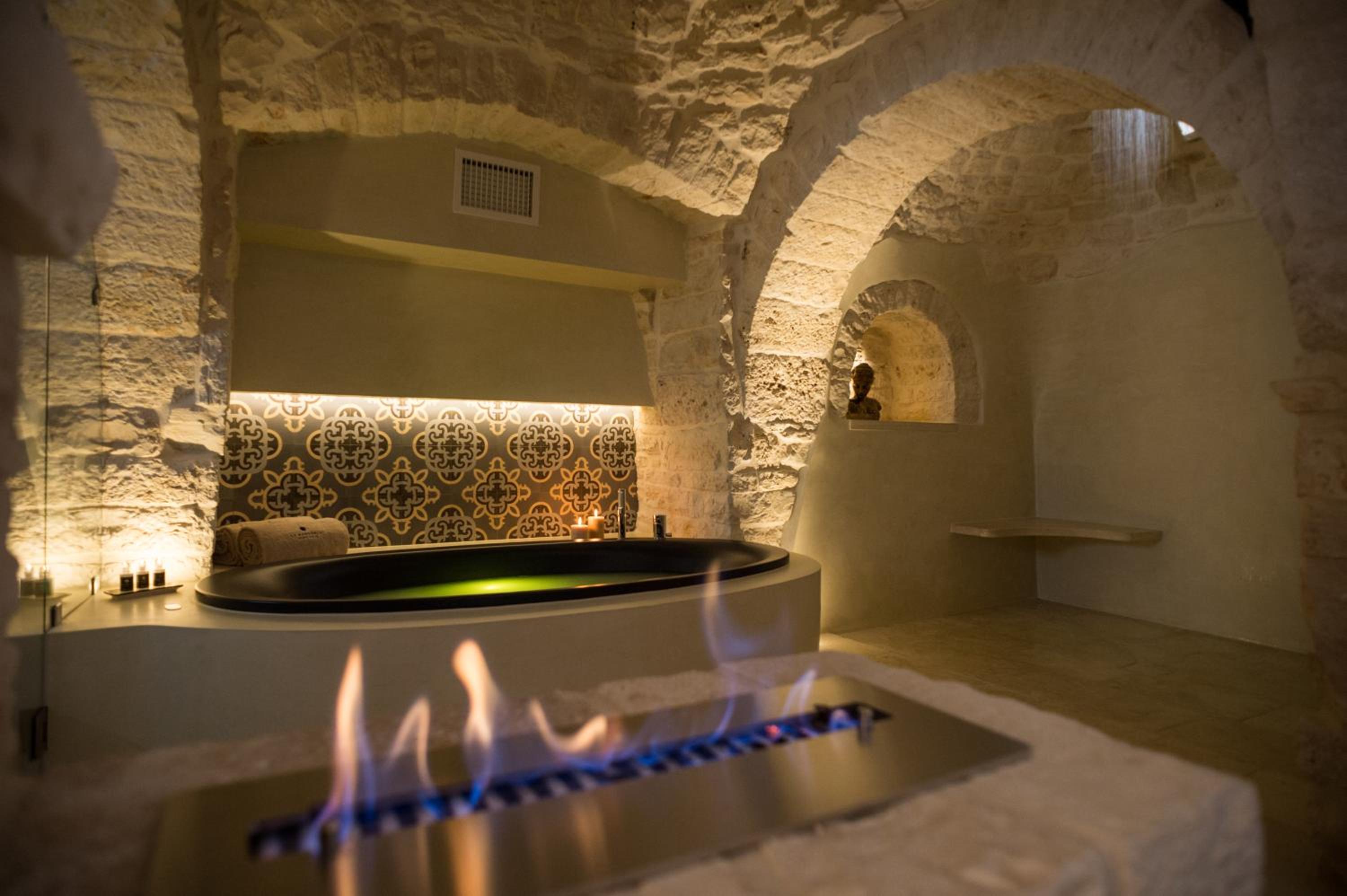 King Room with Spa Bath - Photo 17