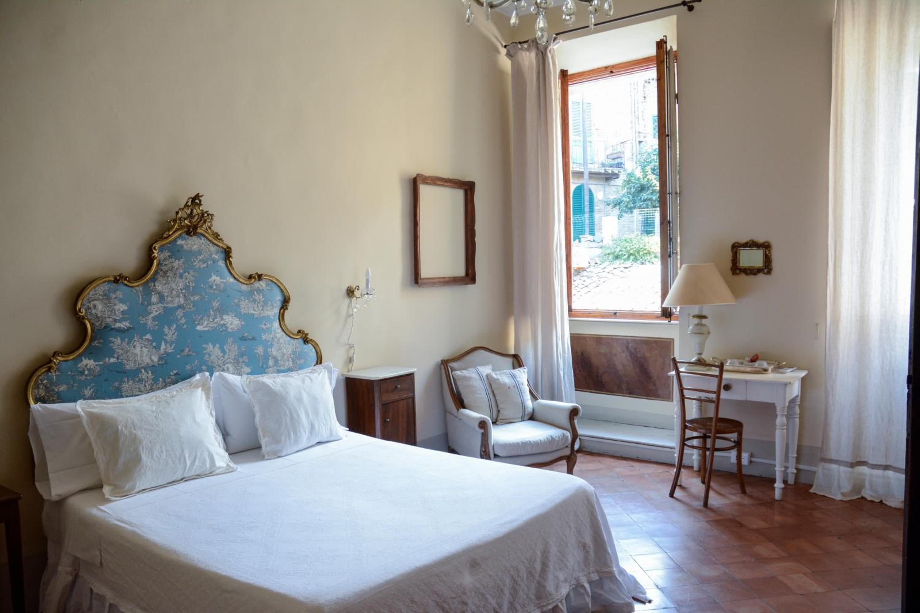 Large Double Room - Photo 5