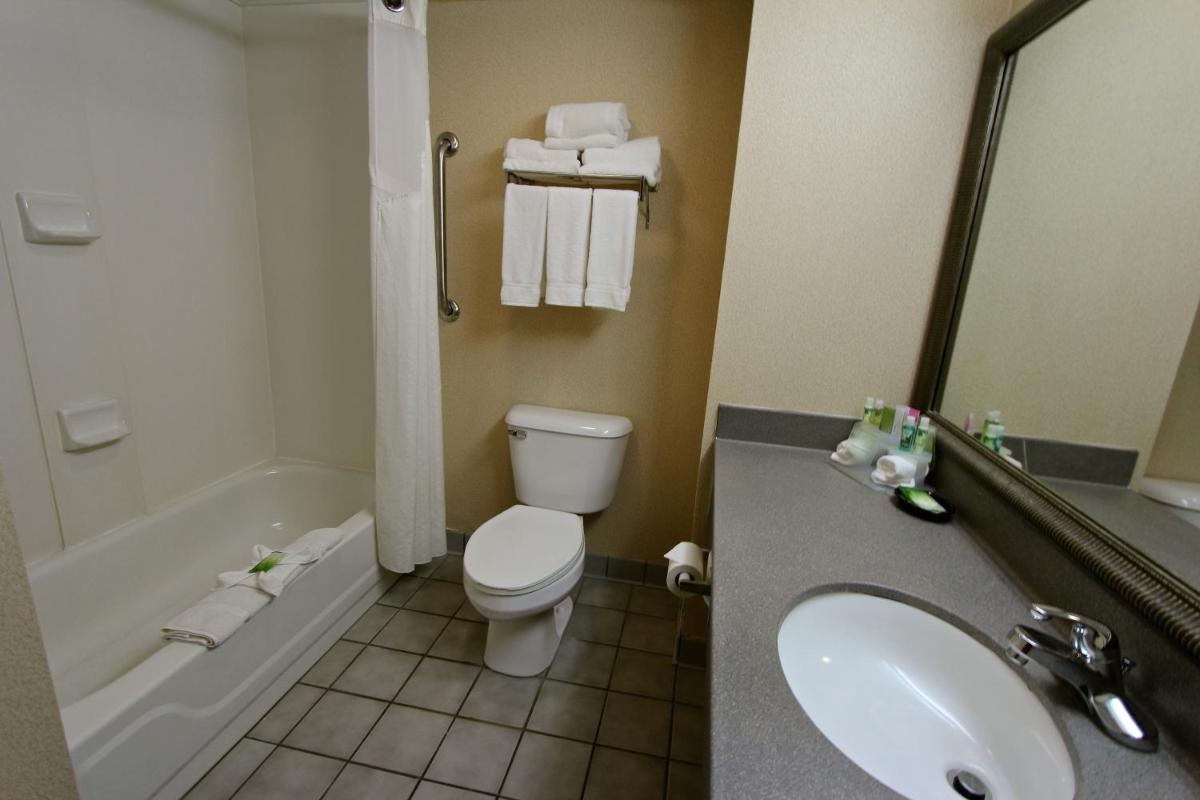 Queen Room with Two Queen Beds - Non-Smoking photo 2