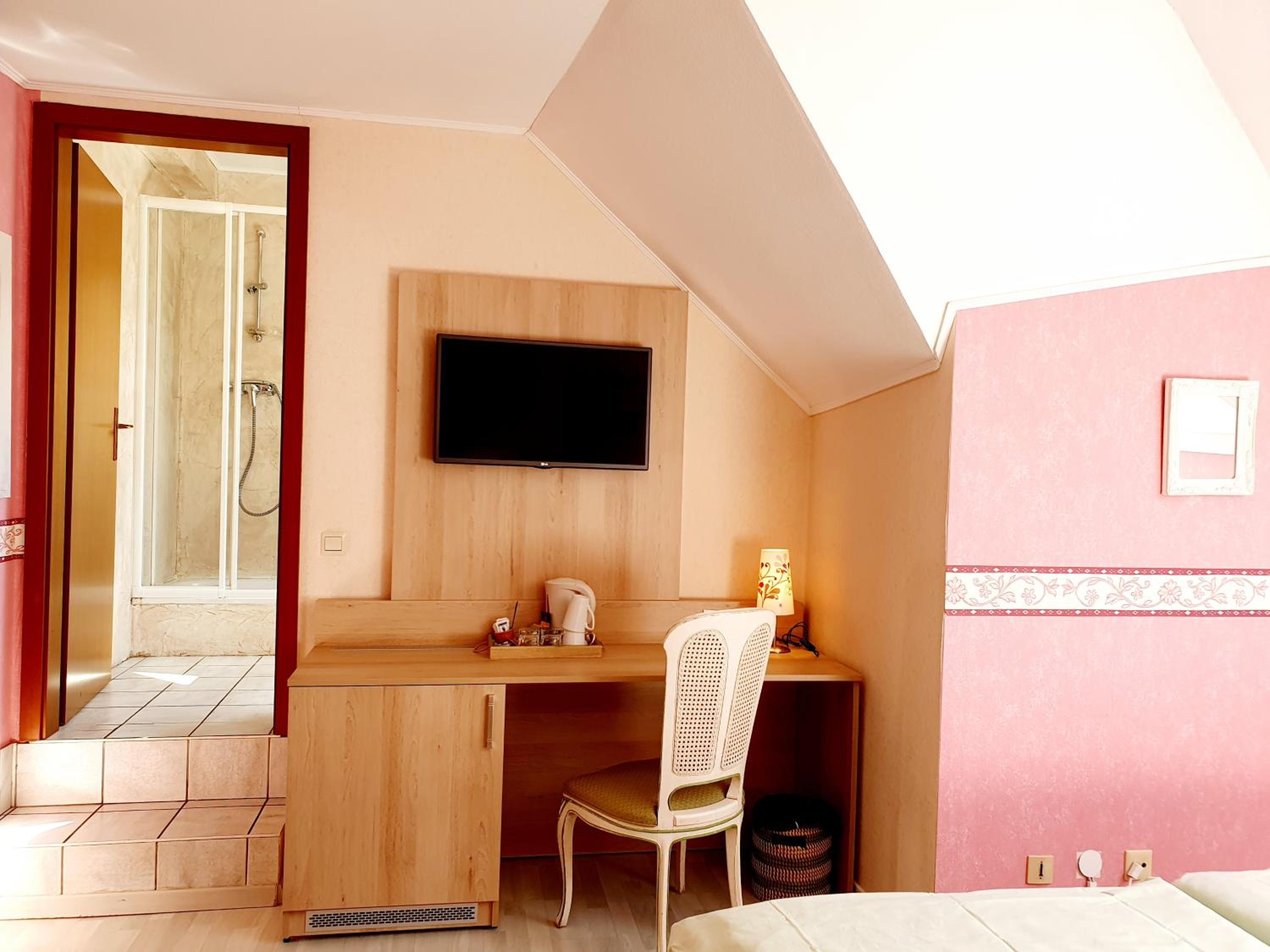 Double or Twin Room - Photo 10