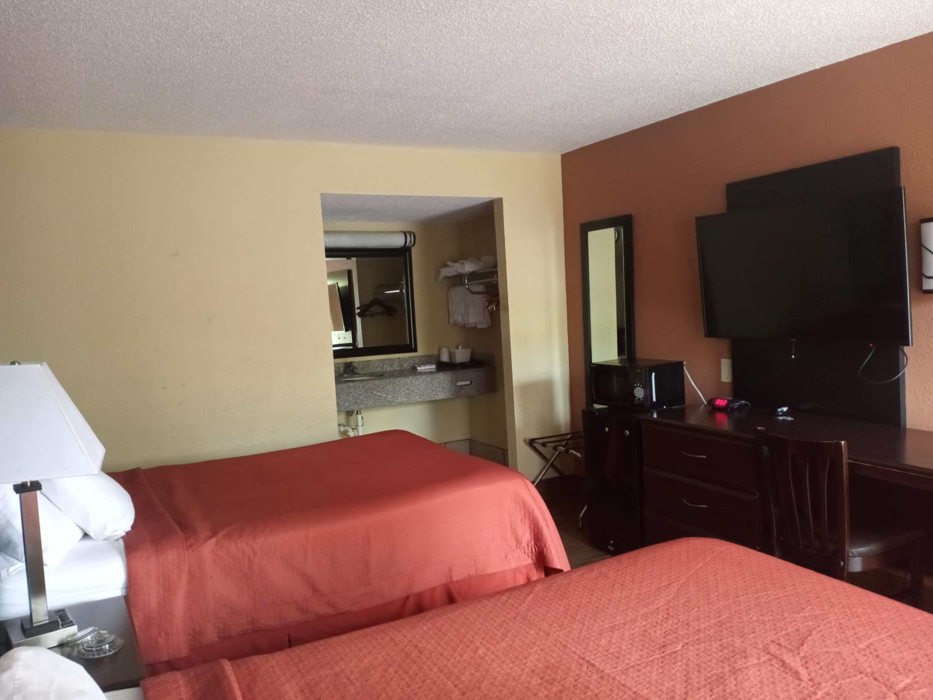 Queen Room with Two Queen Beds - Non-Smoking - Photo 1