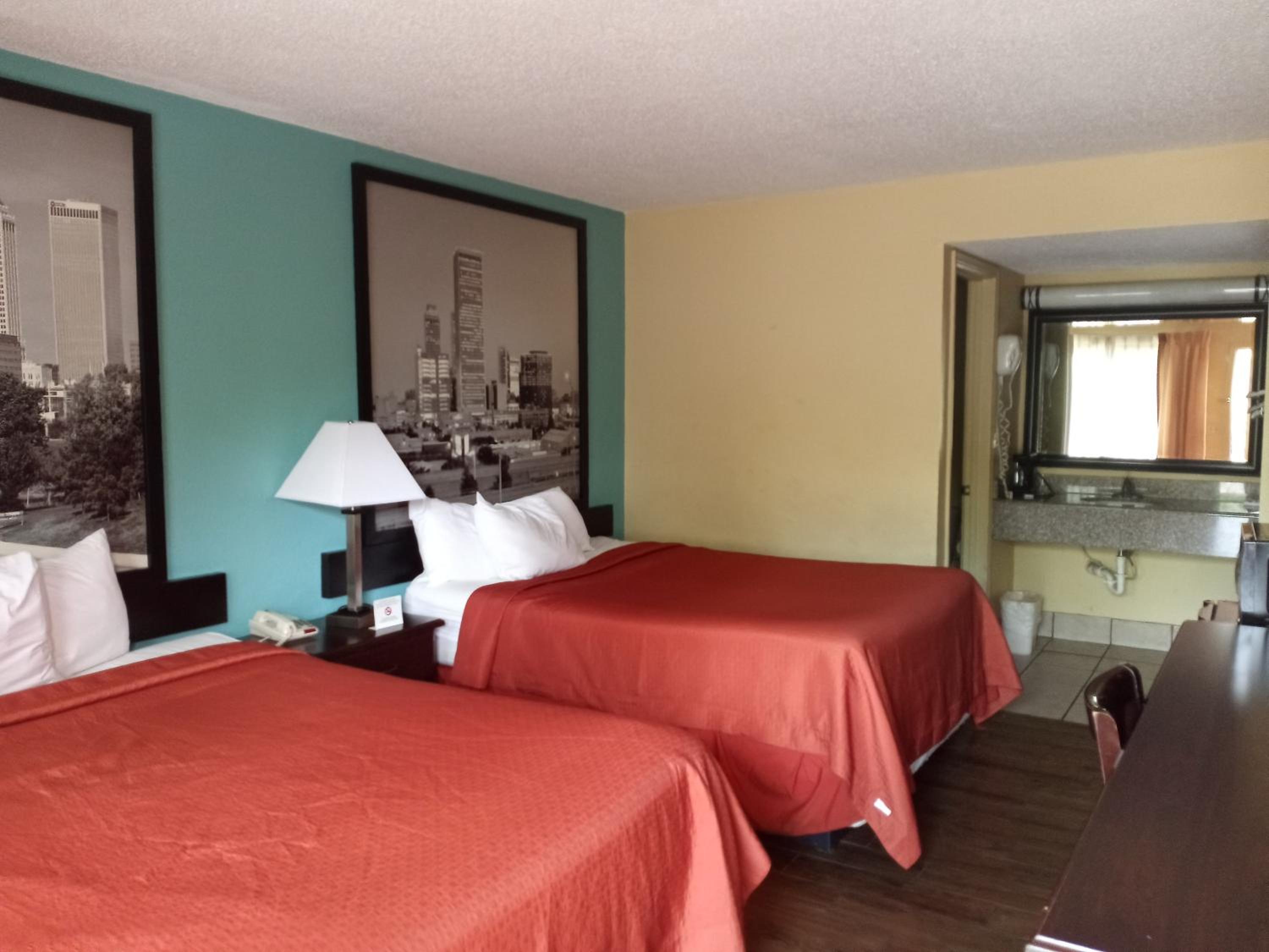 Queen Room with Two Queen Beds - Non-Smoking - Photo 4