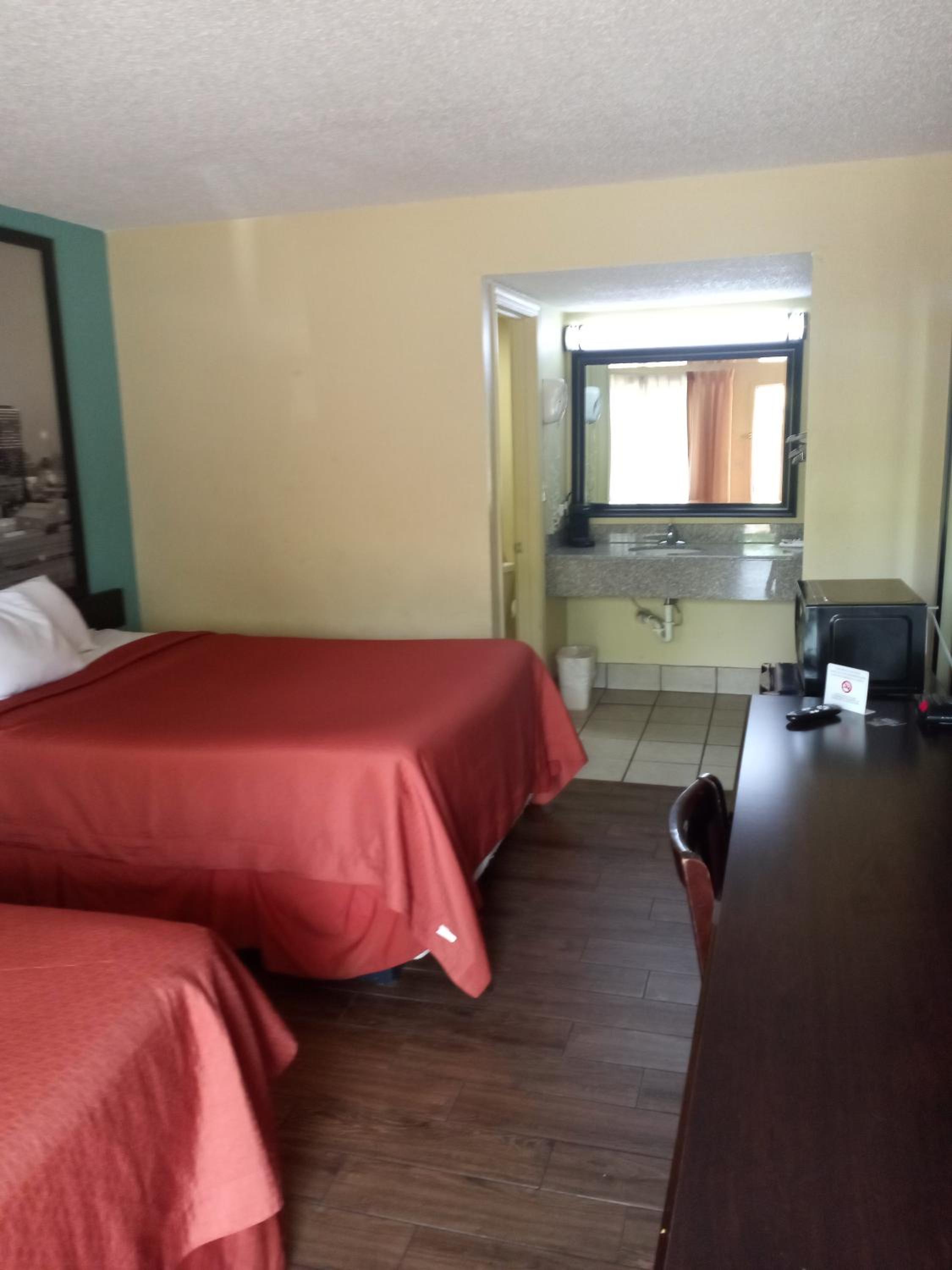 Queen Room with Two Queen Beds - Non-Smoking - Photo 5