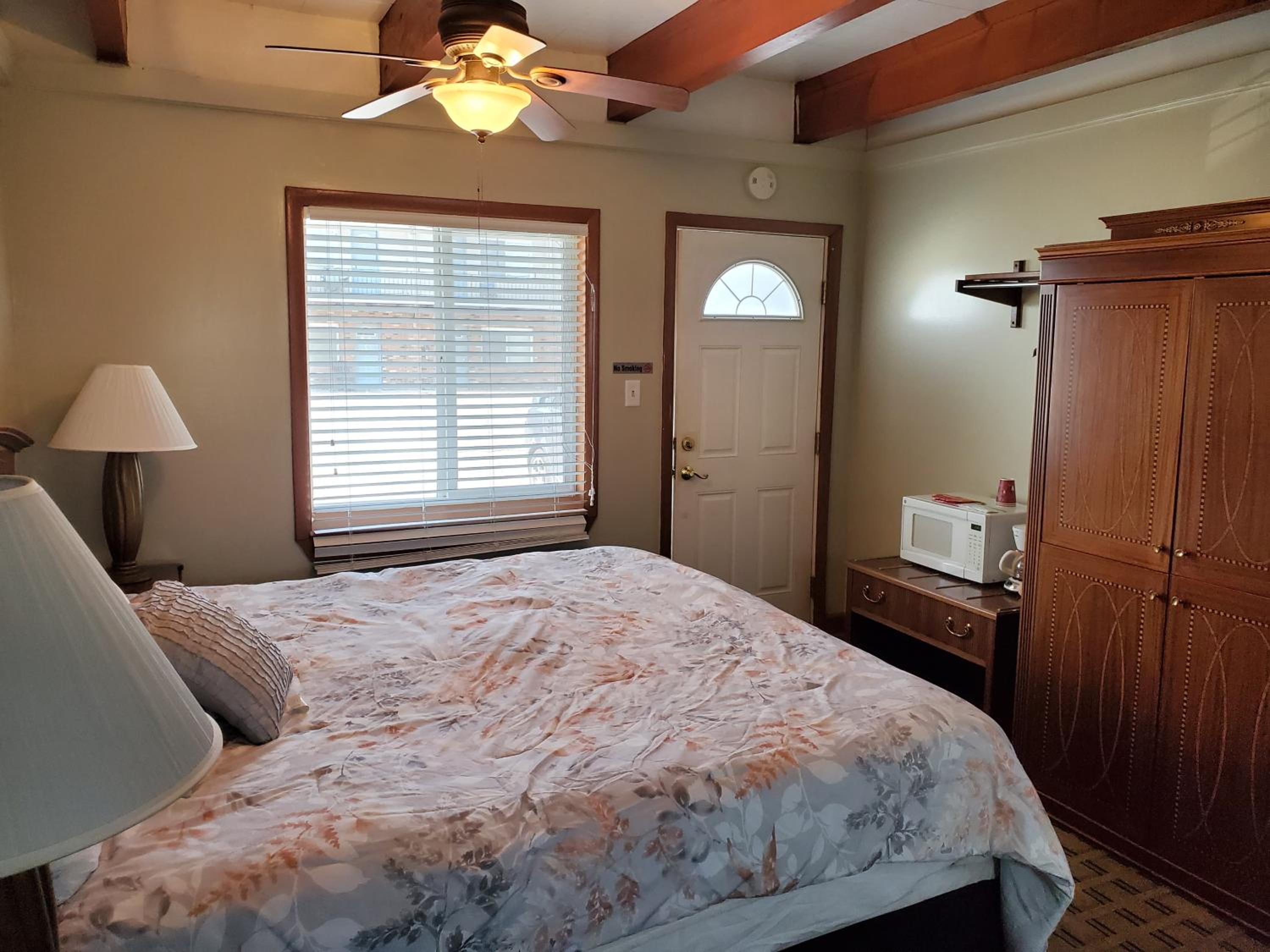 Standard King Room photo 3