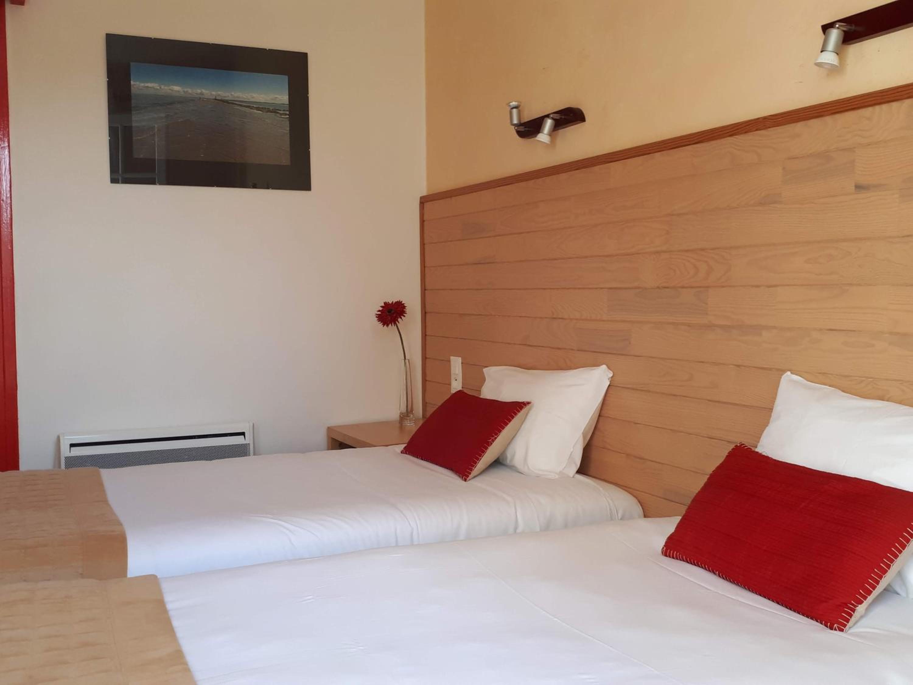 Twin Room with Private Bathroom photo 2