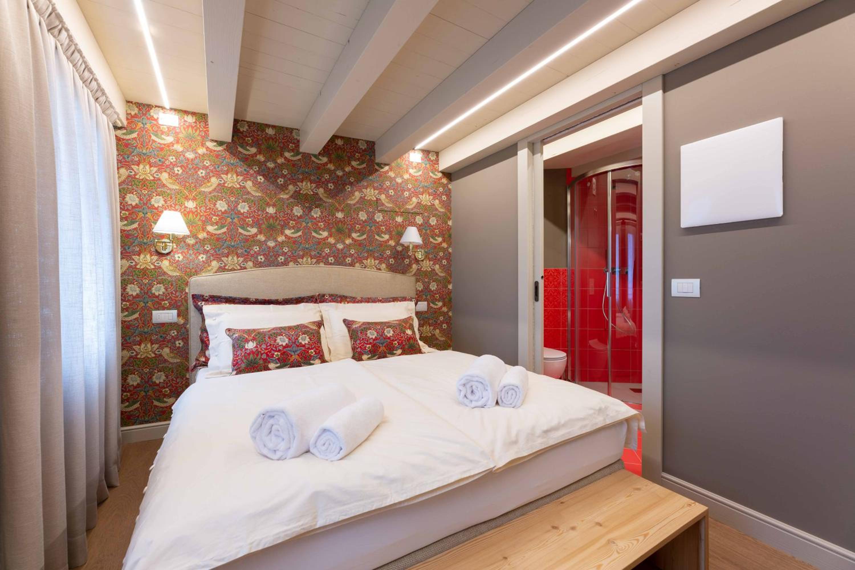 Deluxe Room - Photo 5