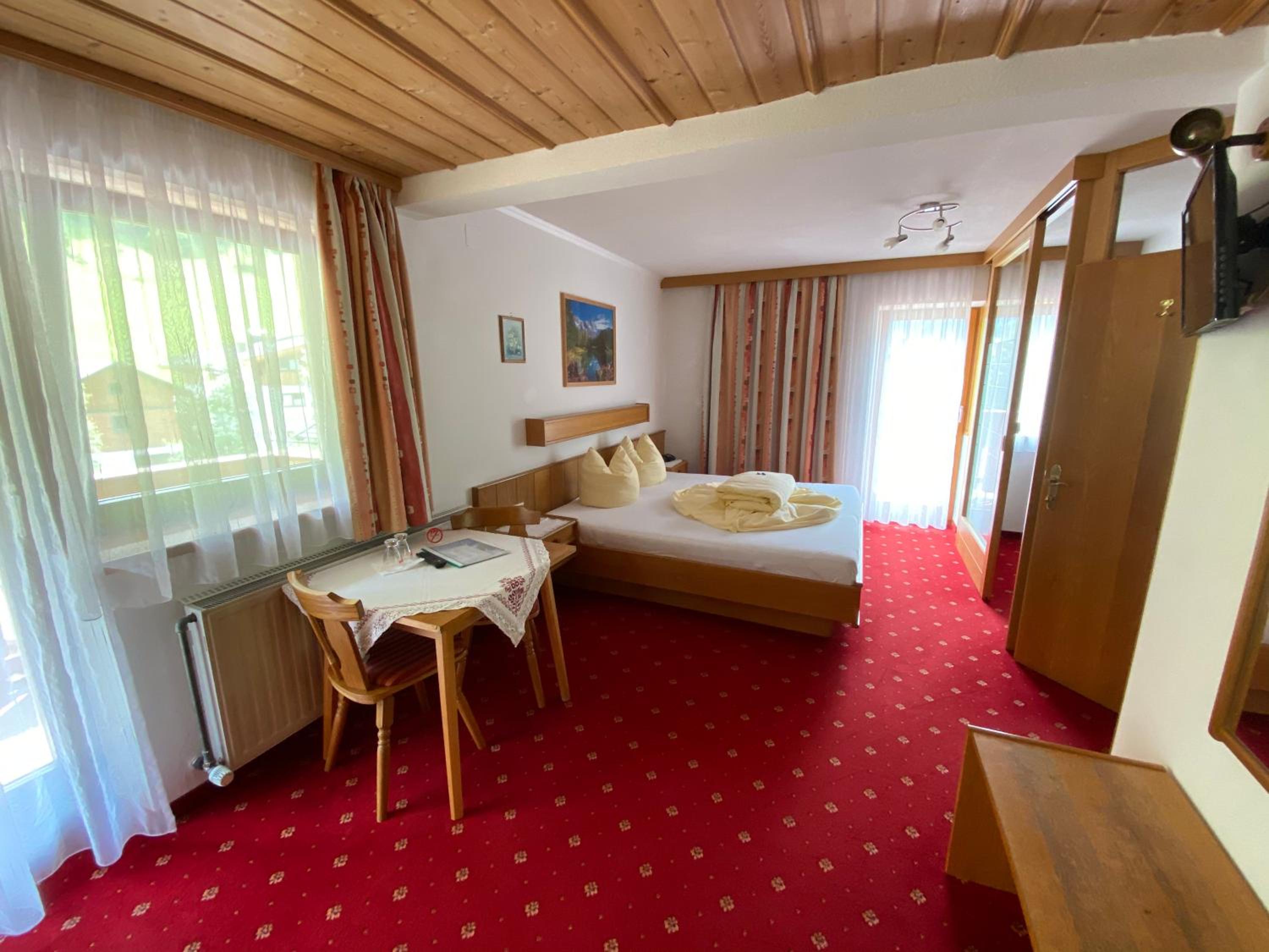 Quadruple Room with Mountain View photo 2
