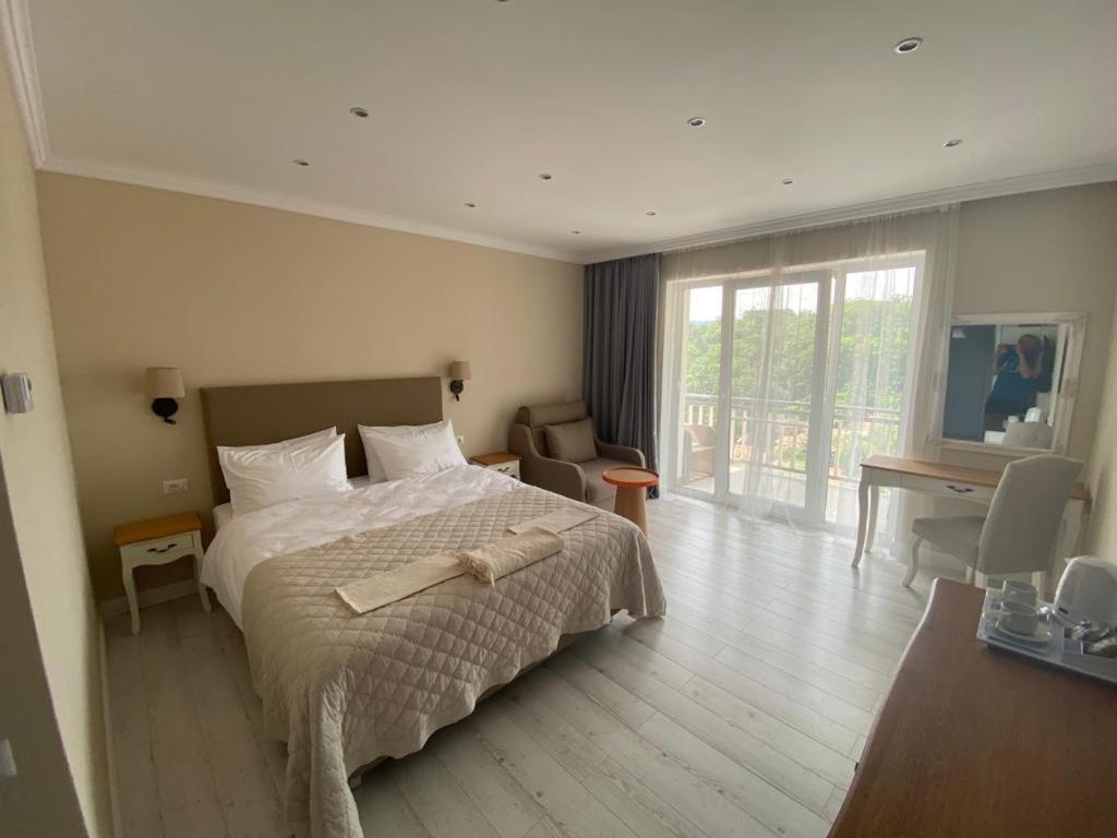 Deluxe Double Room with Balcony photo 1
