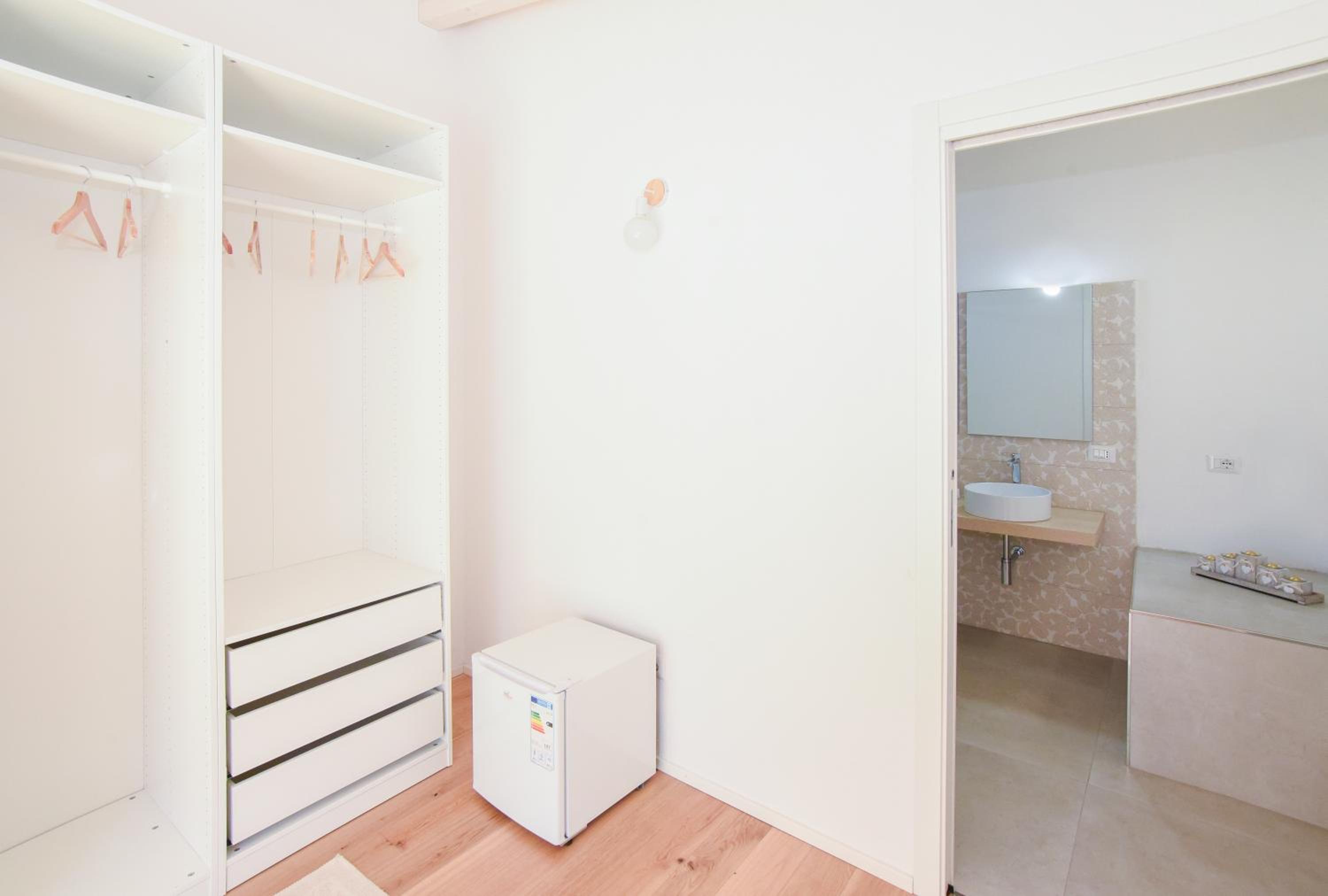 Deluxe King Room - Photo 15