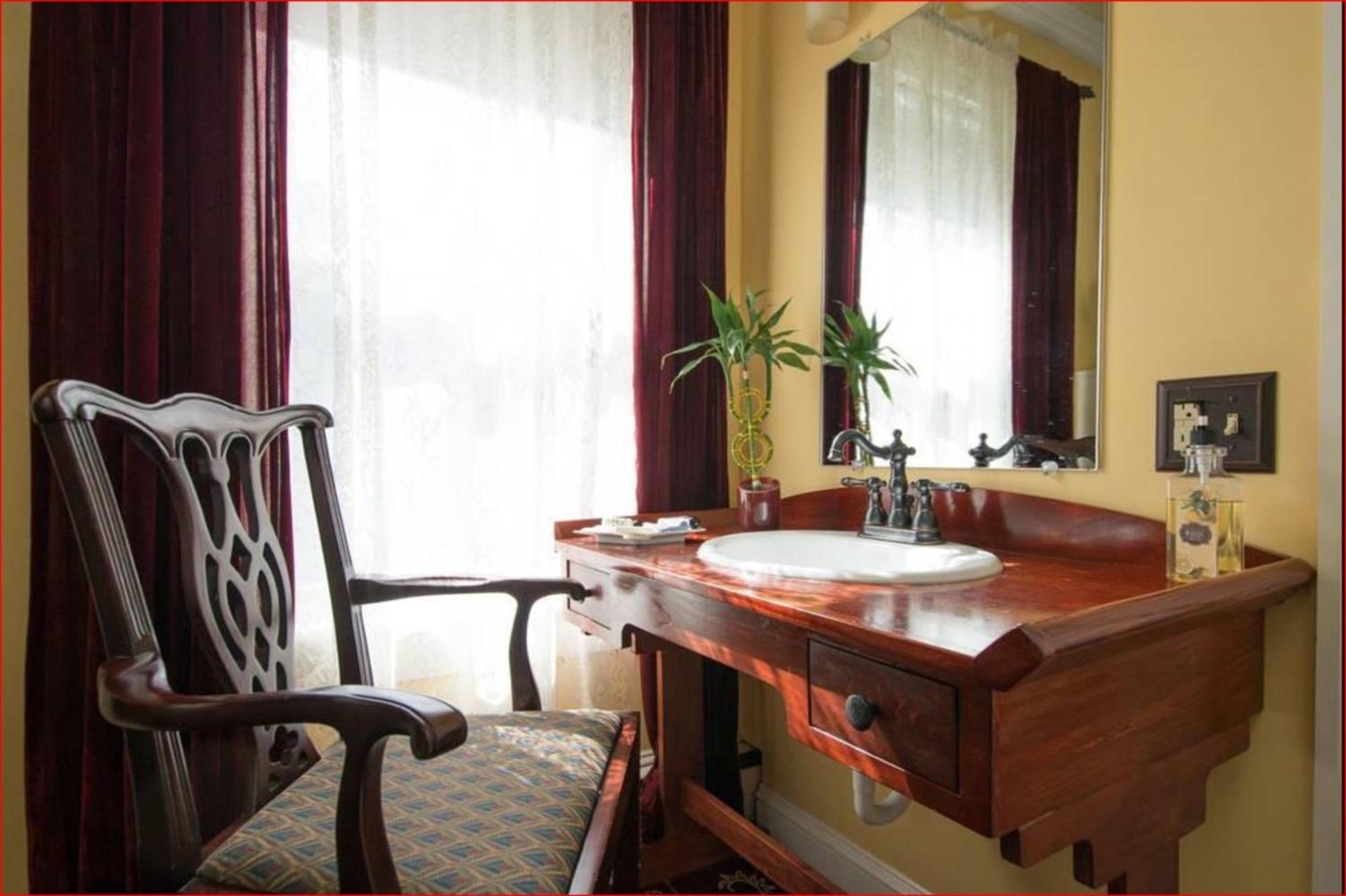 King Suite with Balcony photo 3