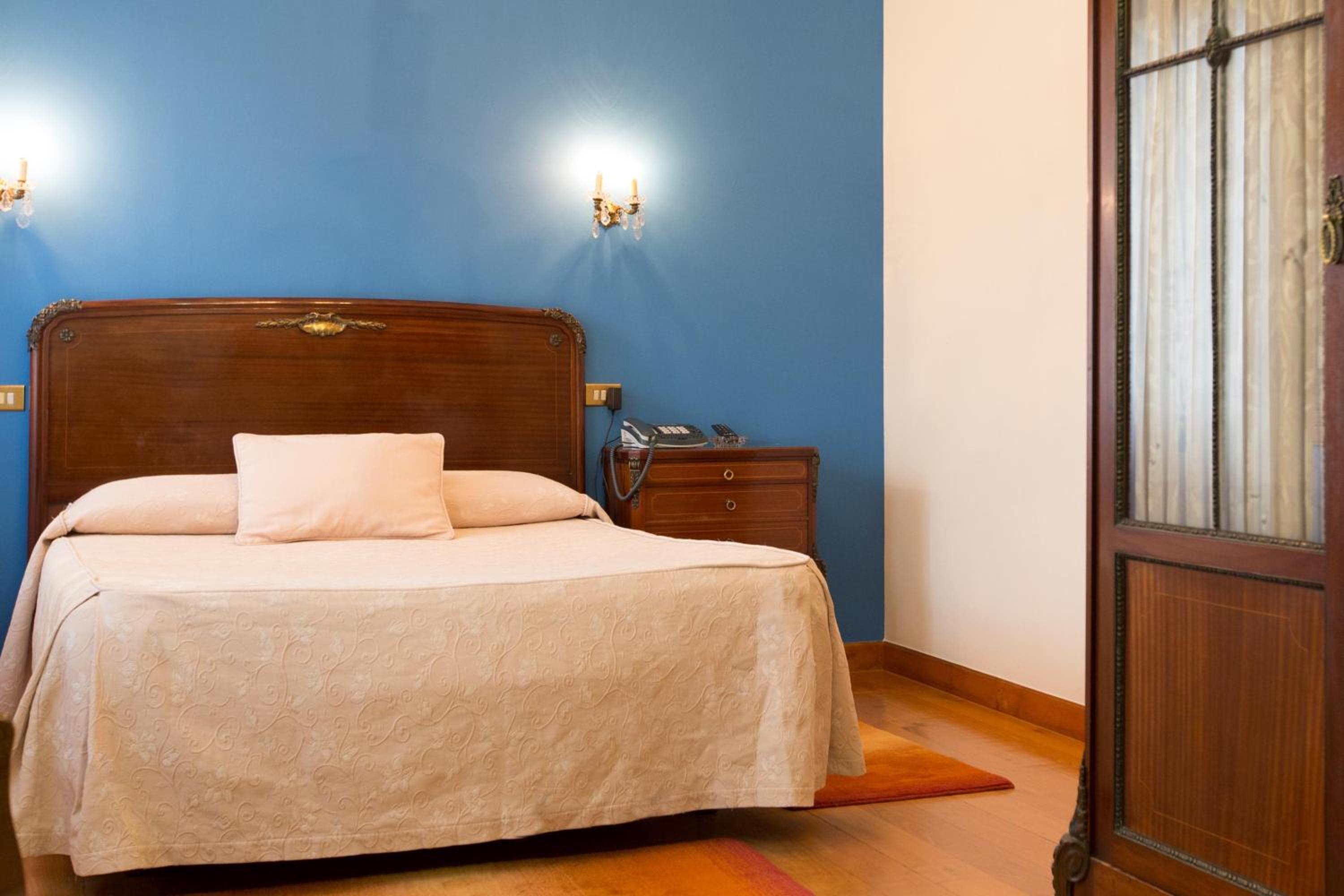 Double or Twin Room - Photo 3