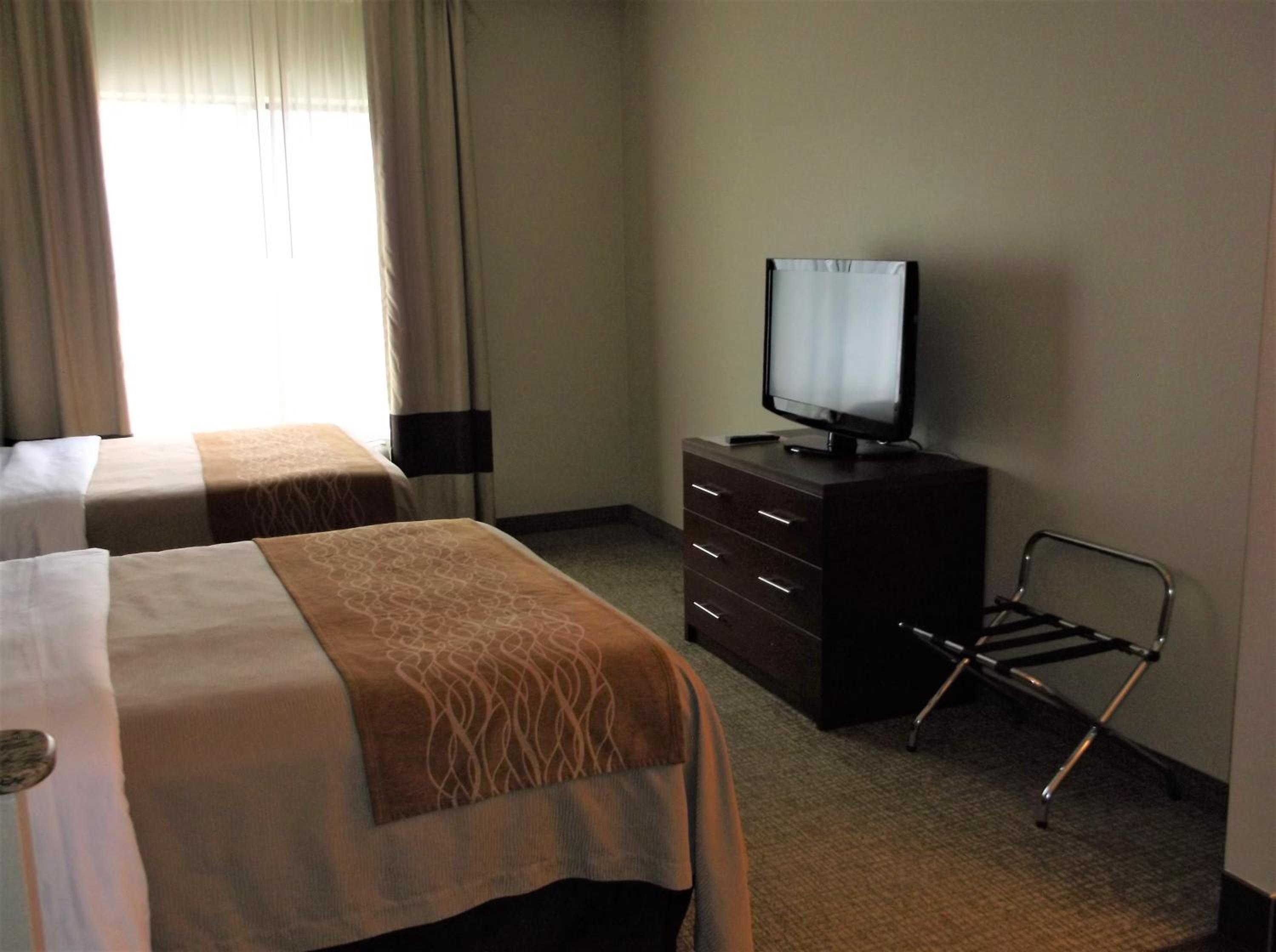 Queen Suite with Two Queen Beds - Non-Smoking - Photo 3