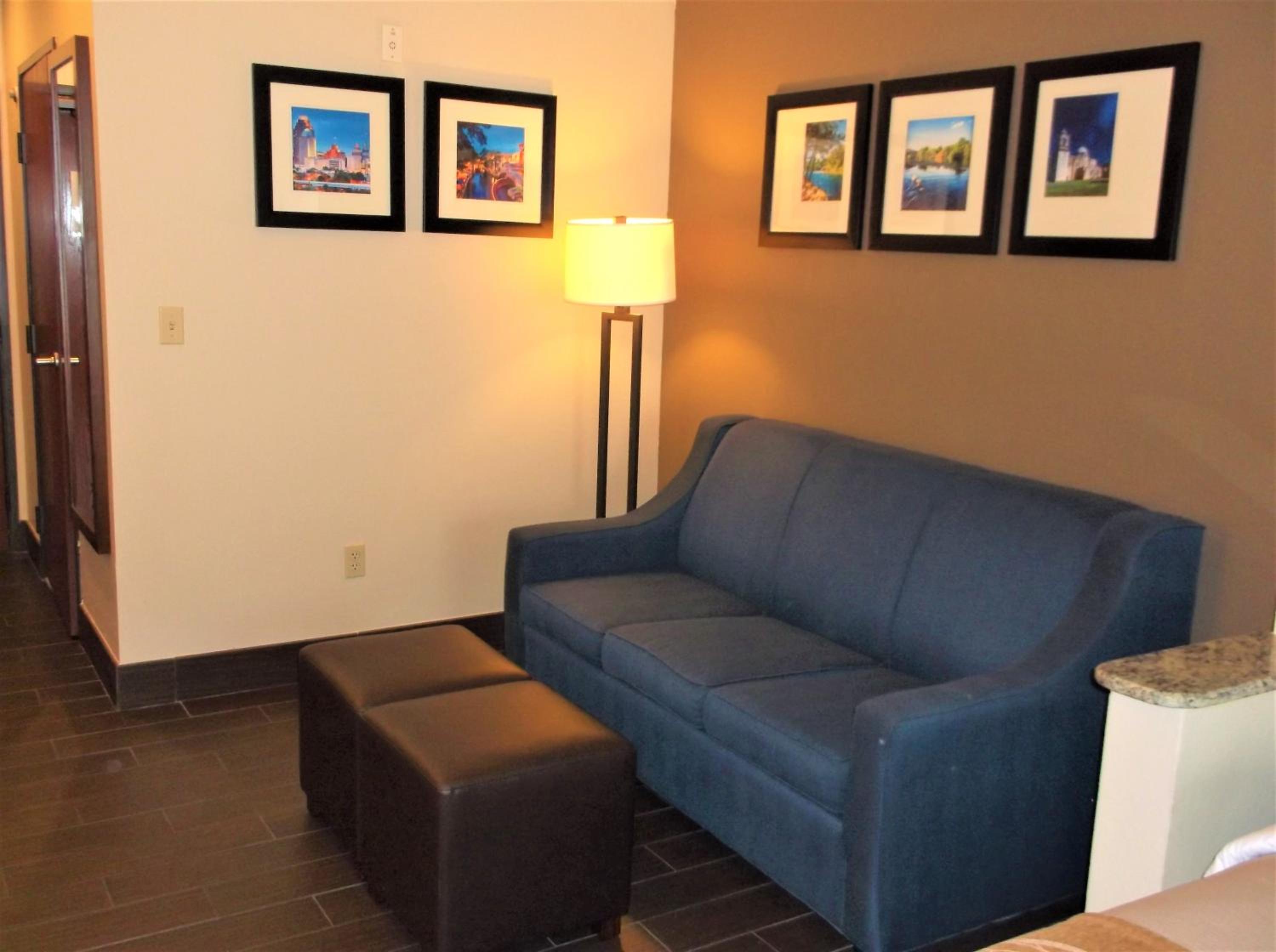 Queen Suite with Two Queen Beds - Non-Smoking - Photo 4