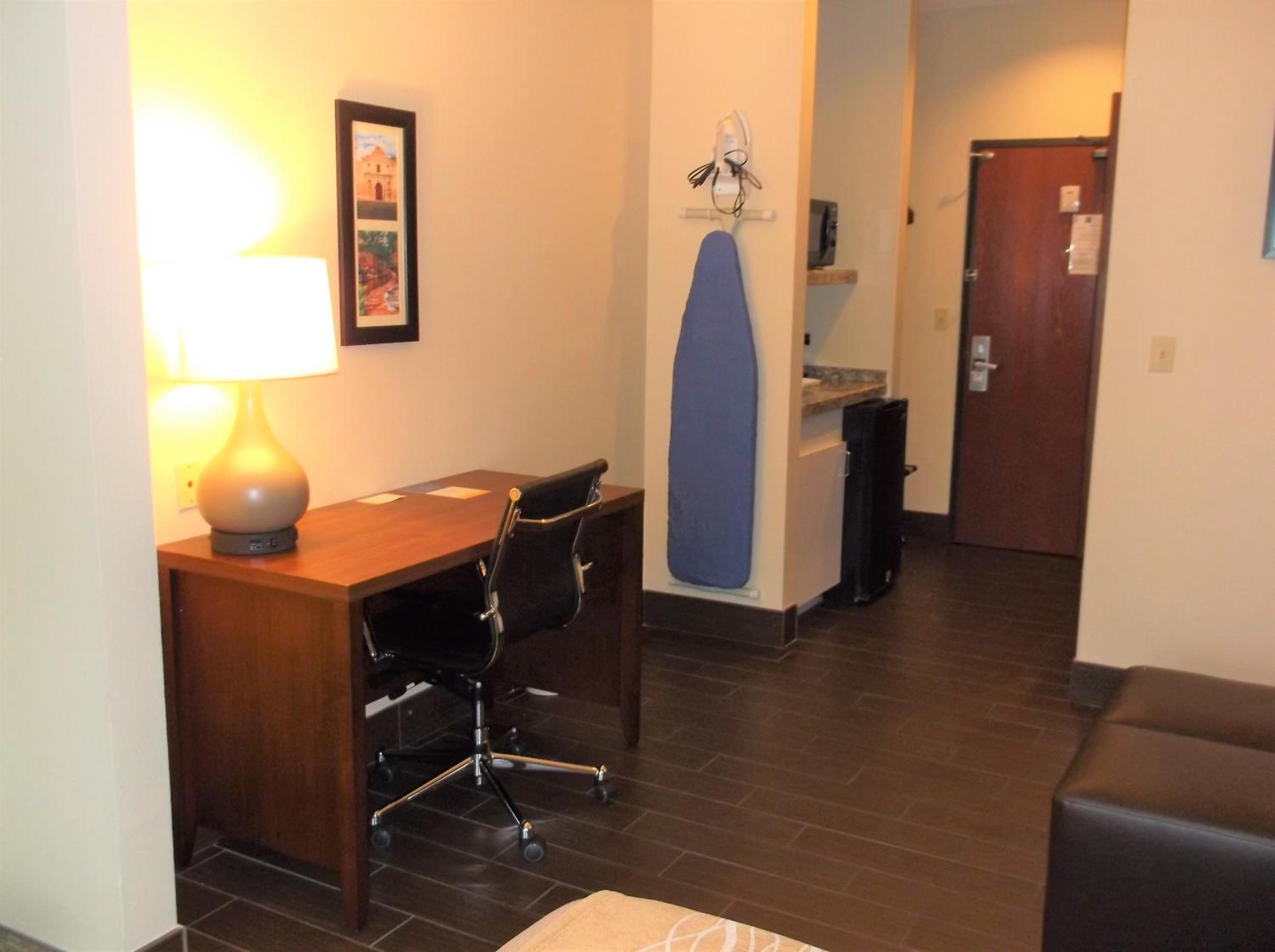 Queen Suite with Two Queen Beds - Non-Smoking - Photo 1