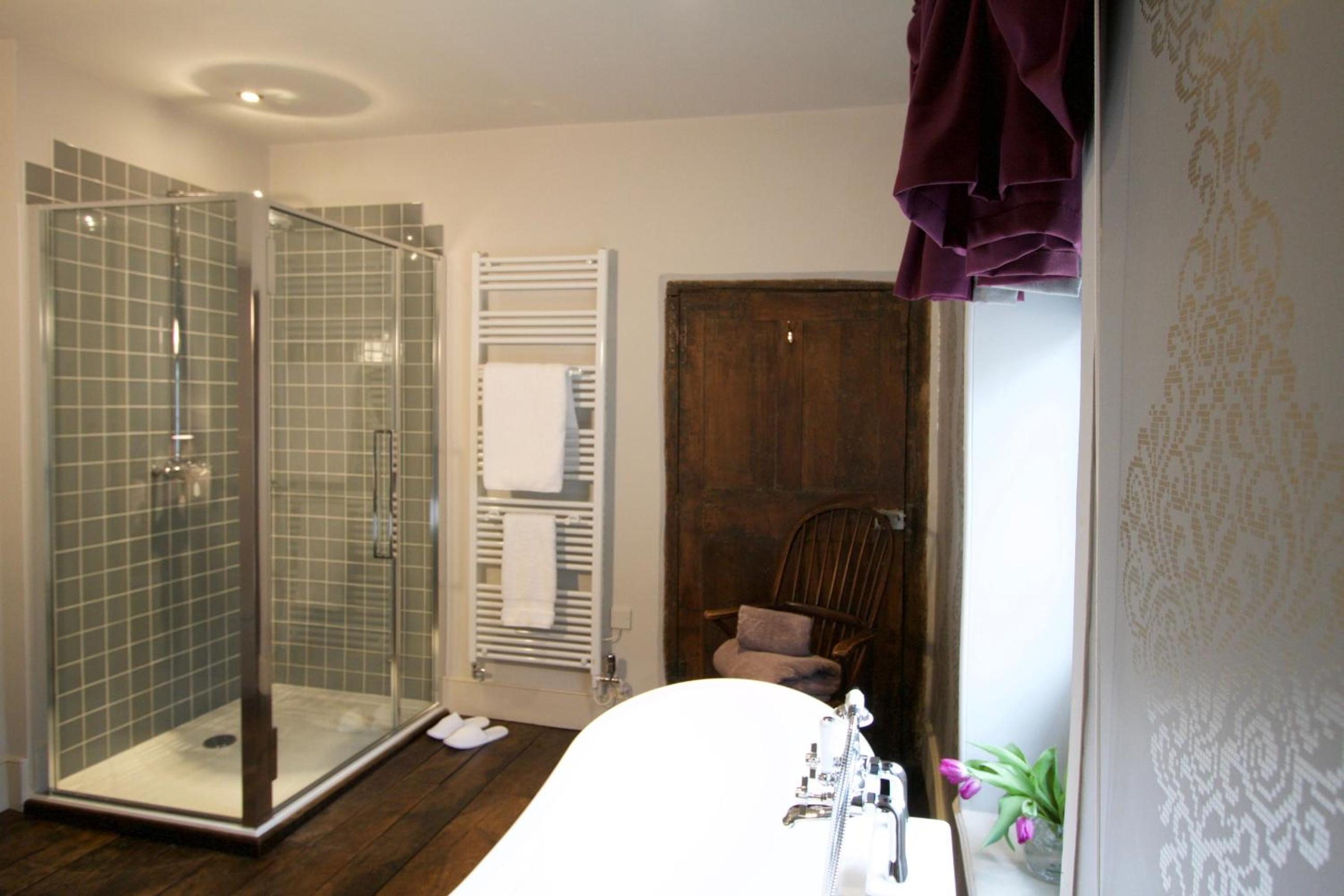 Deluxe King Room - Photo 8