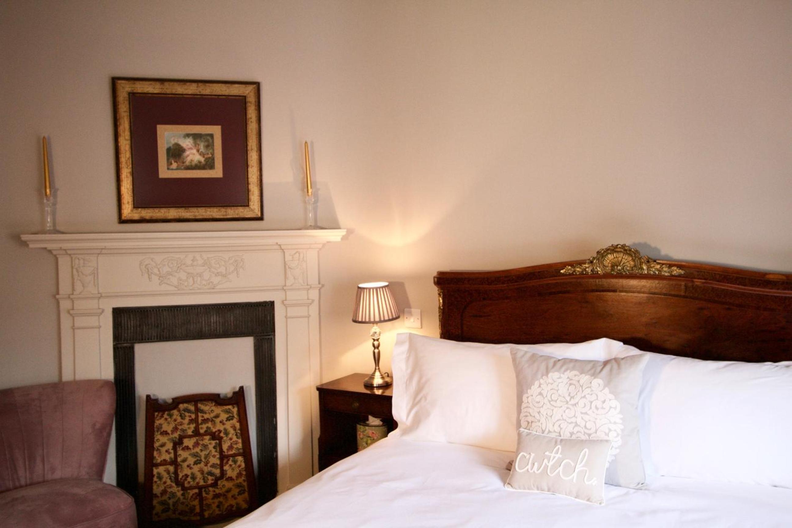 Deluxe King Room - Photo 13