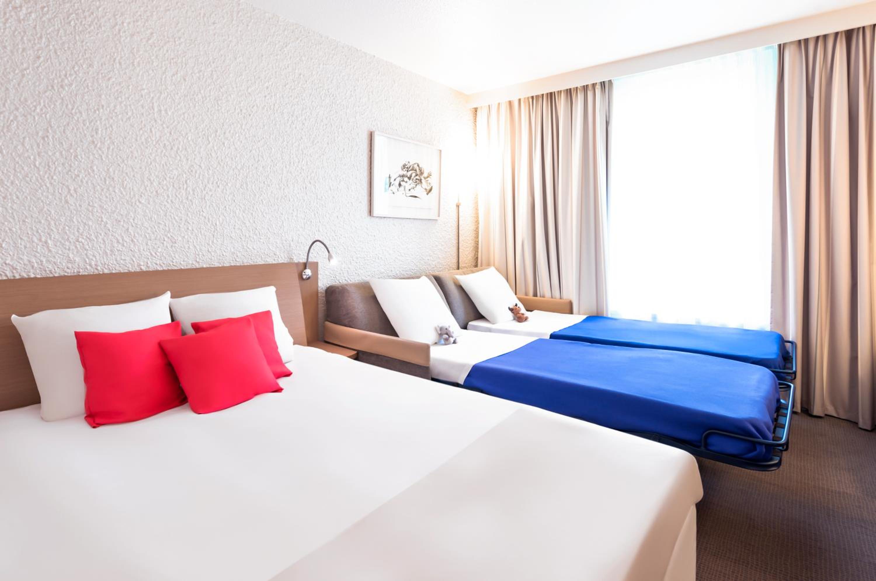 Superior room with 1 Queensize bed and 1 twin sofa bed - Photo 7