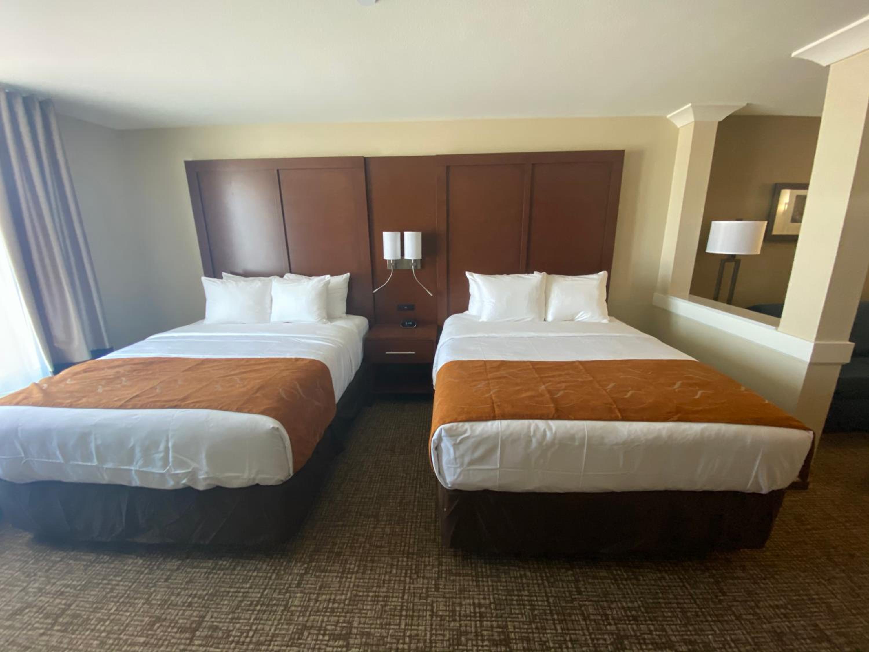 Queen Suite with Two Queen Beds and Sofa Bed - Non-Smoking - Photo 4
