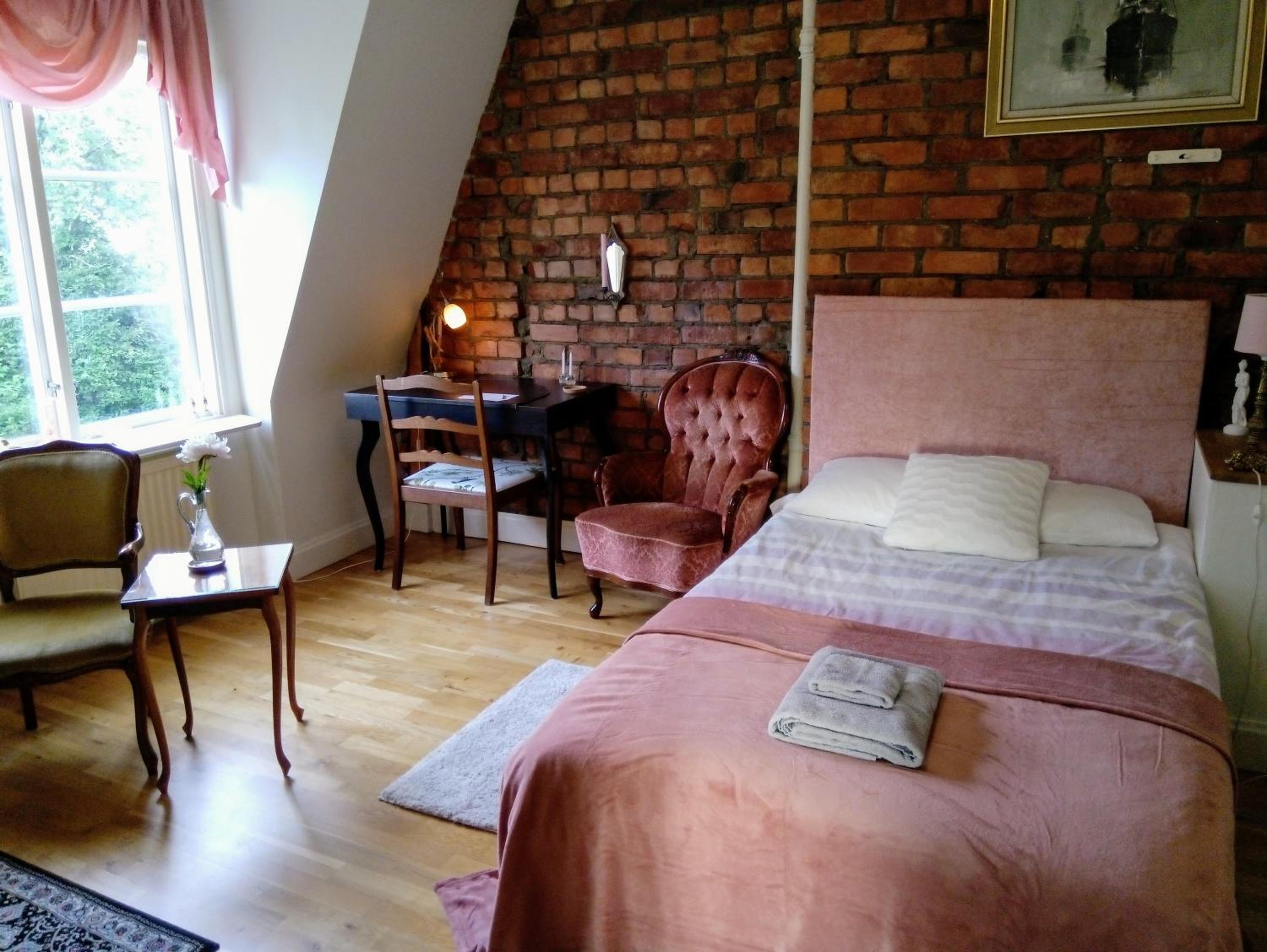 Single Room with Shared Bathroom