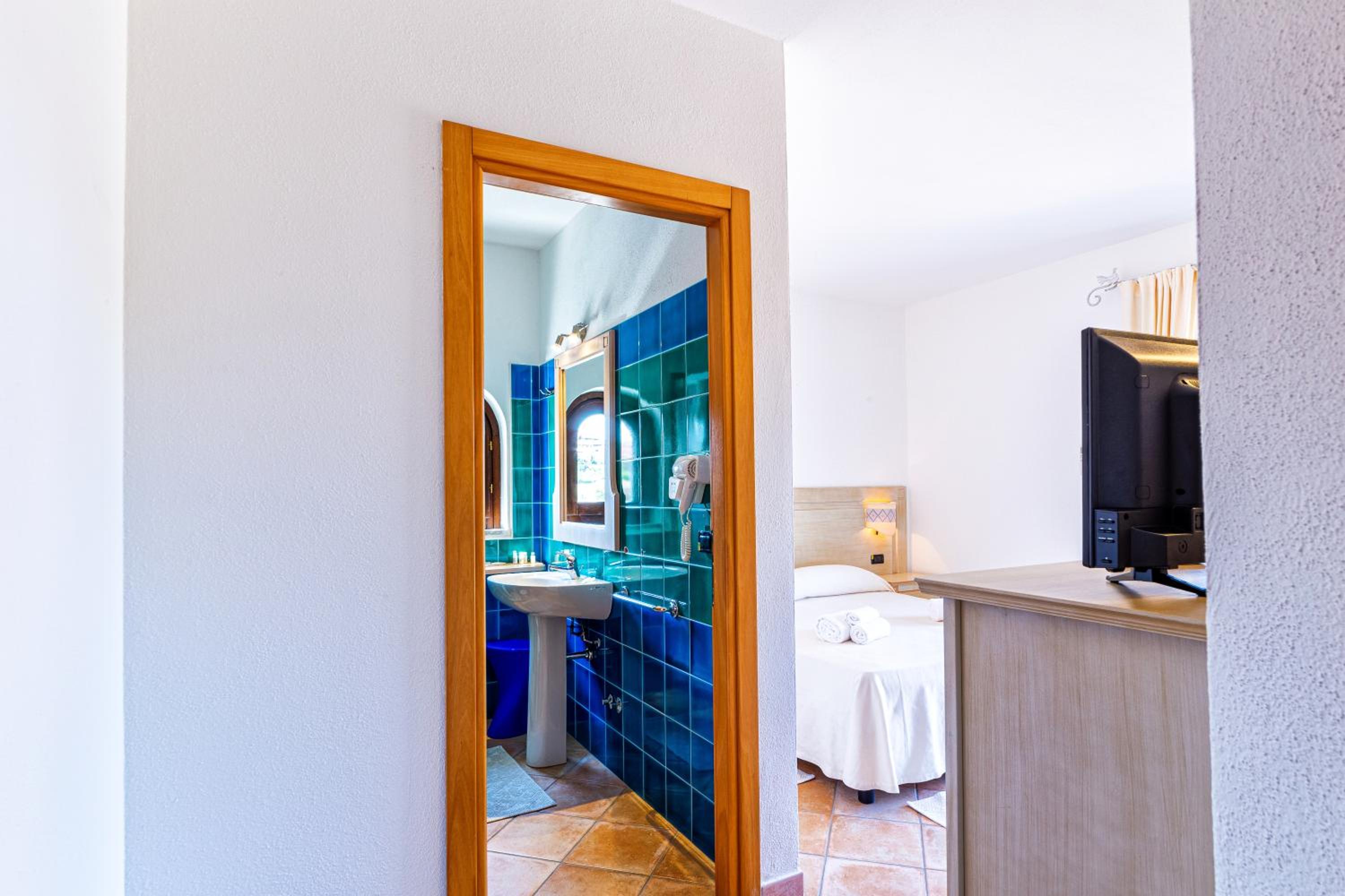 Double Room with Balcony - Photo 24