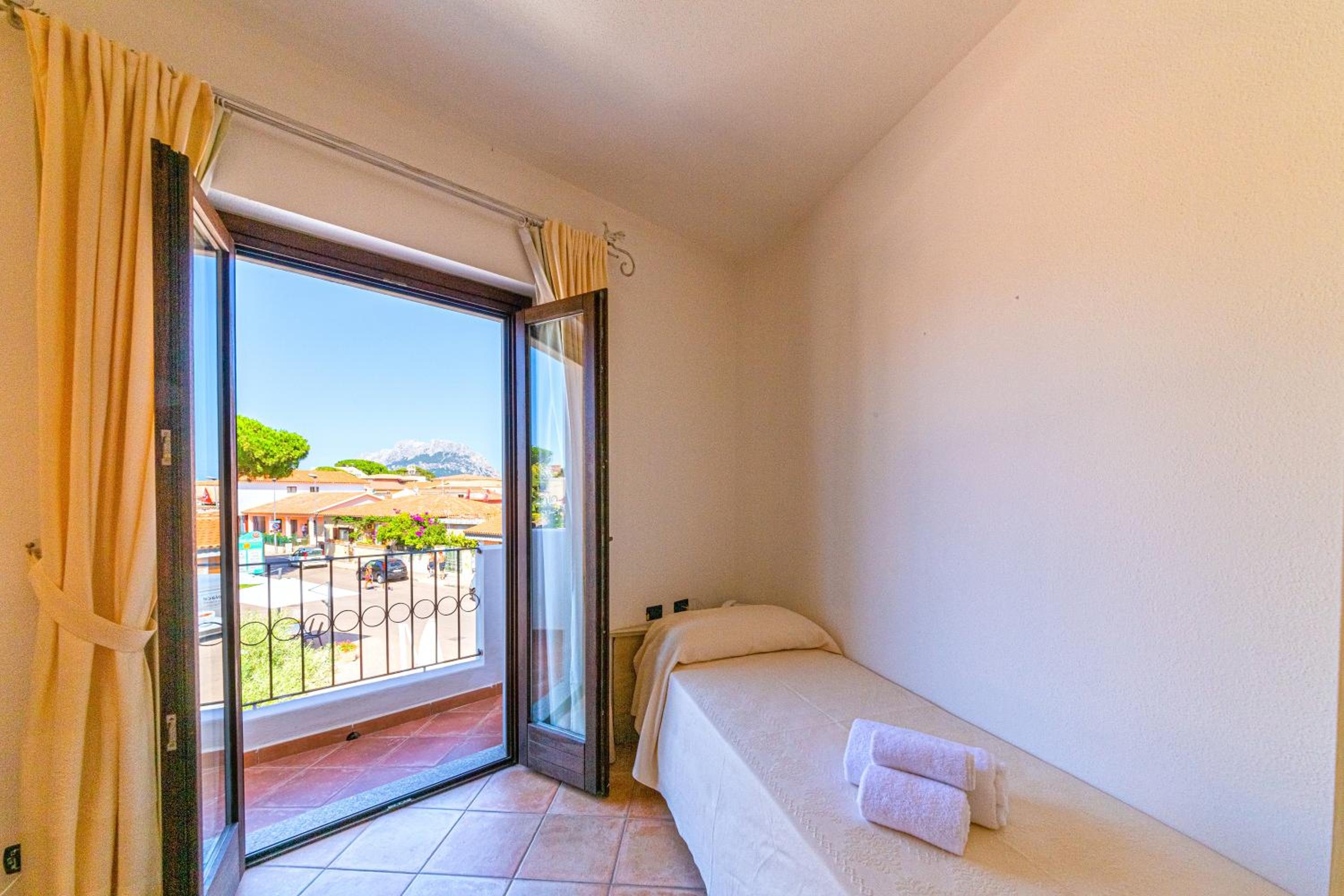 Triple Room with Balcony - Photo 13