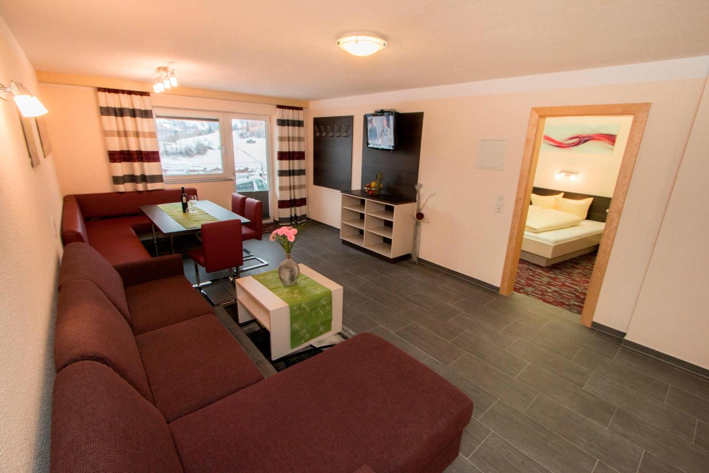 Comfort Three-Bedroom Apartment with Balcony (6-10 Adults)