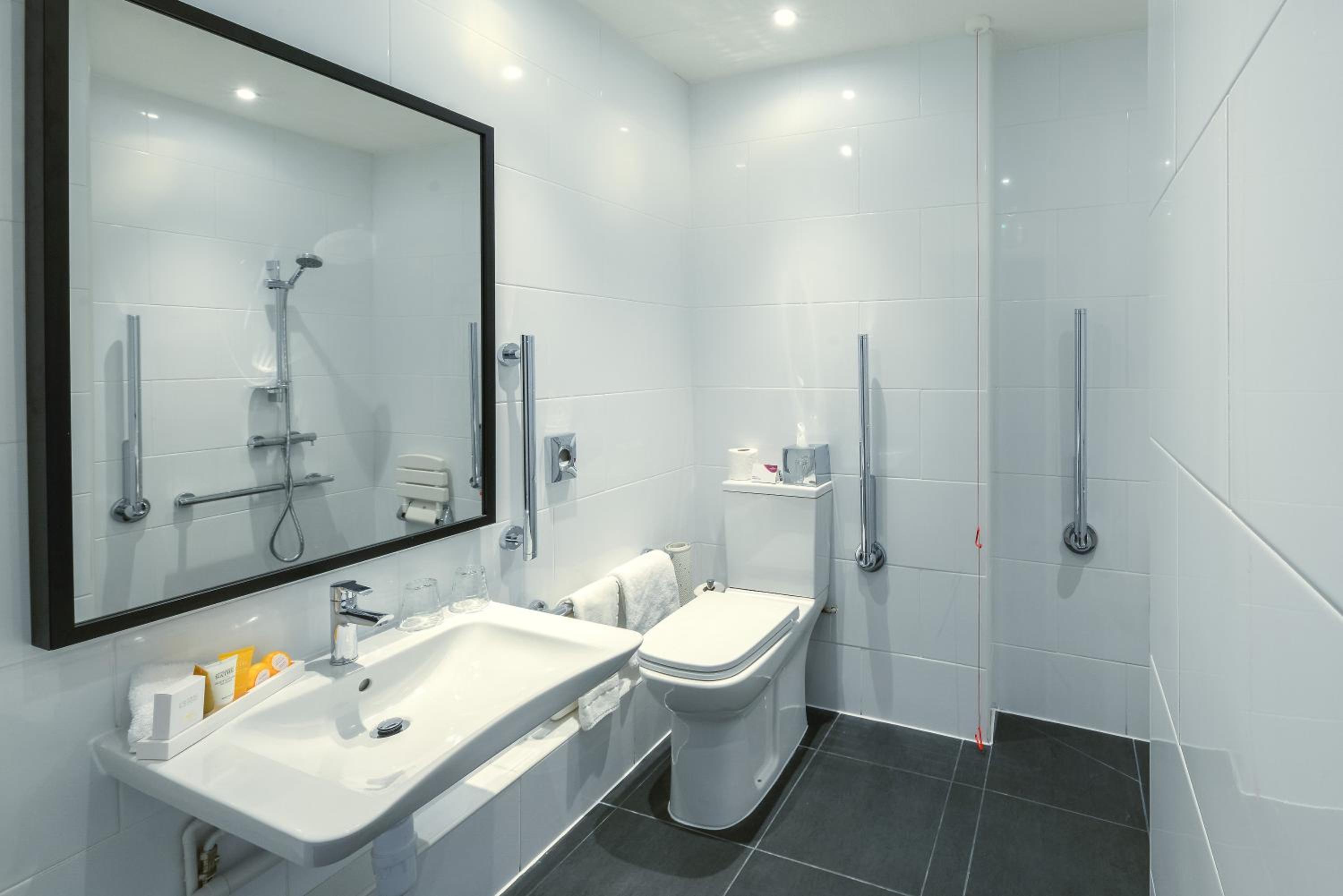 Standard Queen Room - Disability Access - Photo 2