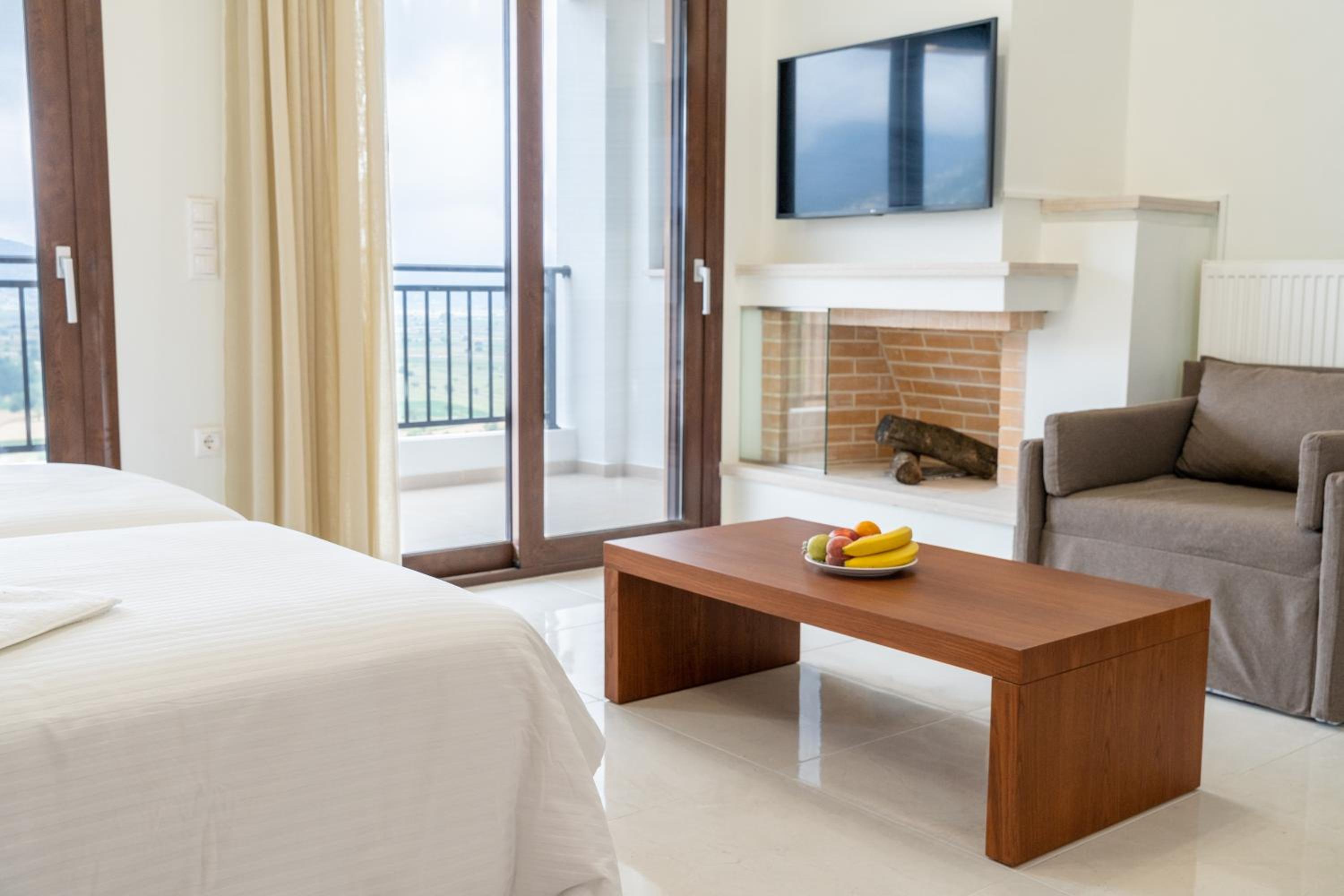 Deluxe Double Room with Balcony - Photo 4